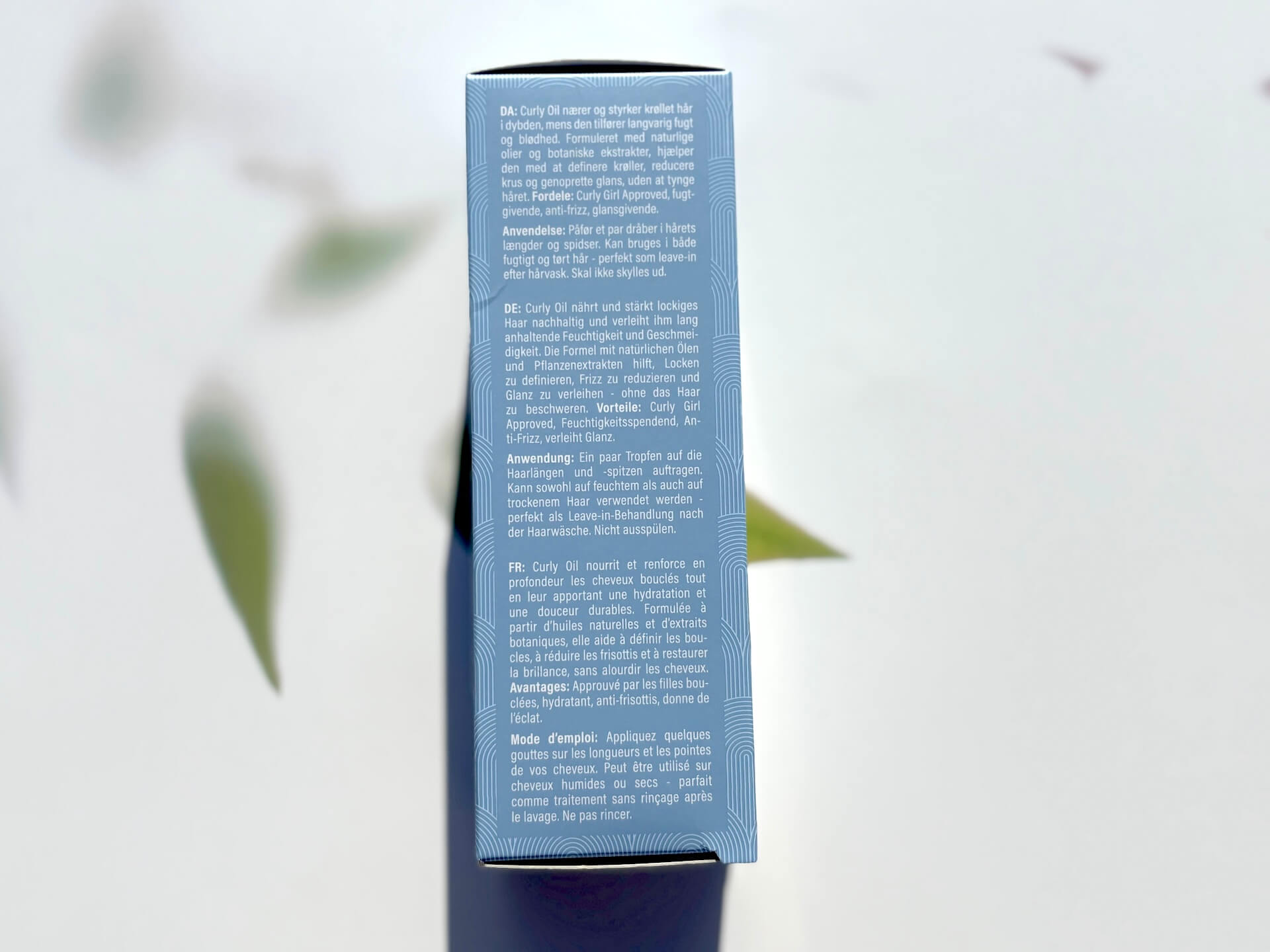 Dansk vejledning på Yuaia Haircare Twirl and Curl Curly Oil kasse