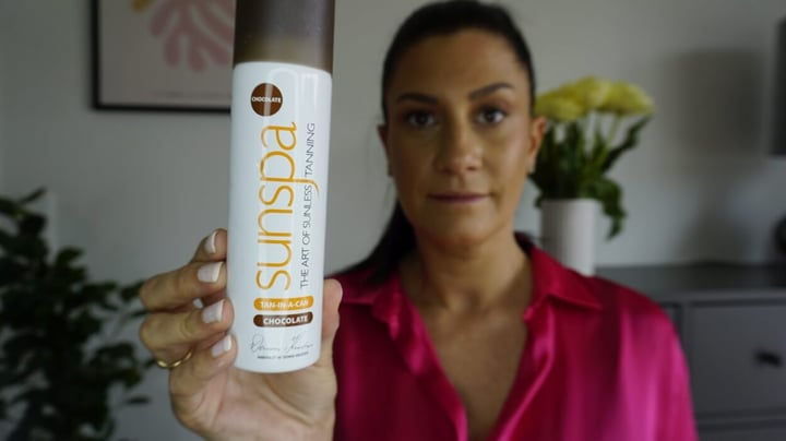 Kvinde holder Sunspa Chocolate selvbruner spray i hånden