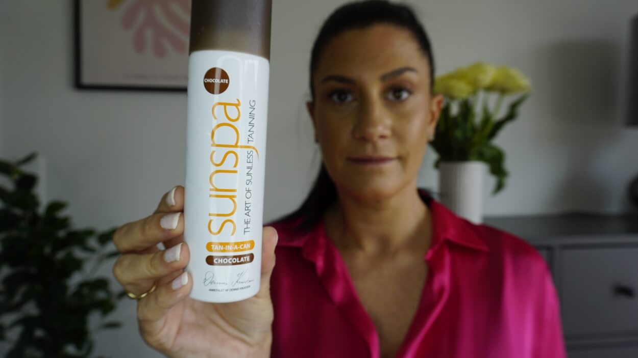 Kvinde holder Sunspa Chocolate selvbruner spray i hånden