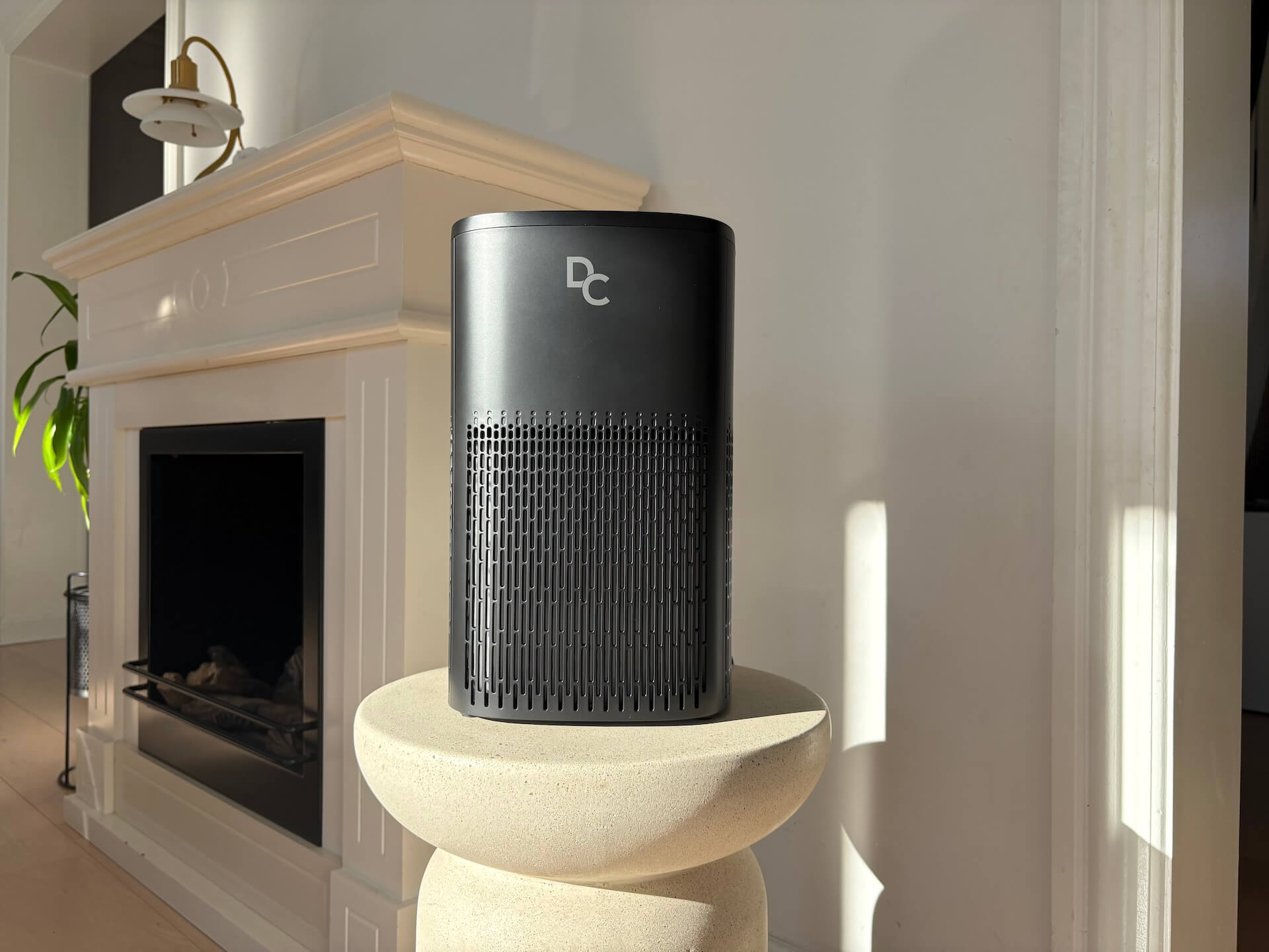 DeluxeCare Active Air ved siden af pejs