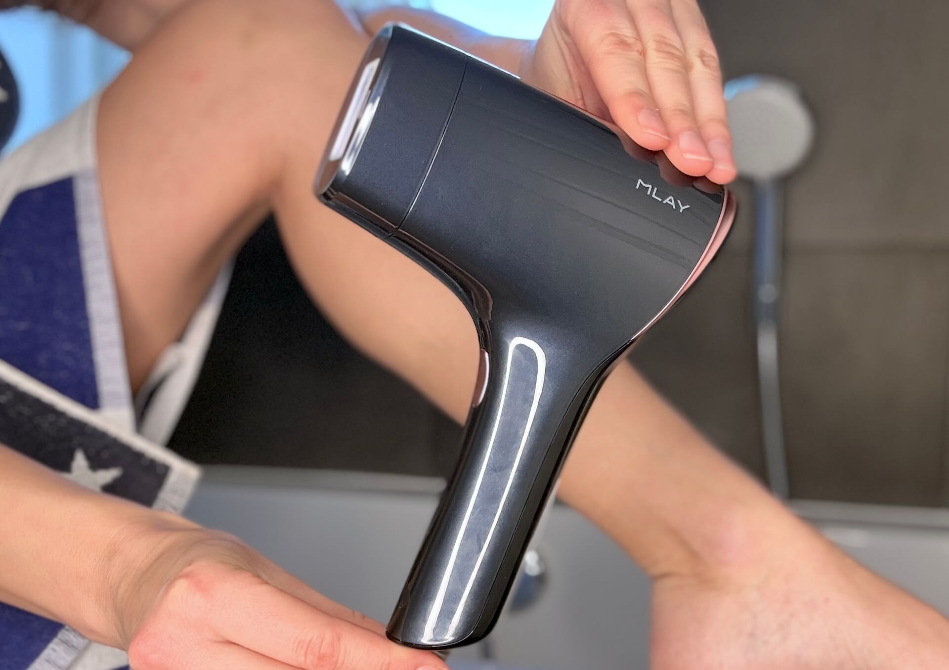 DeluxeCare IPL FastFlash i hånd på badeværelse
