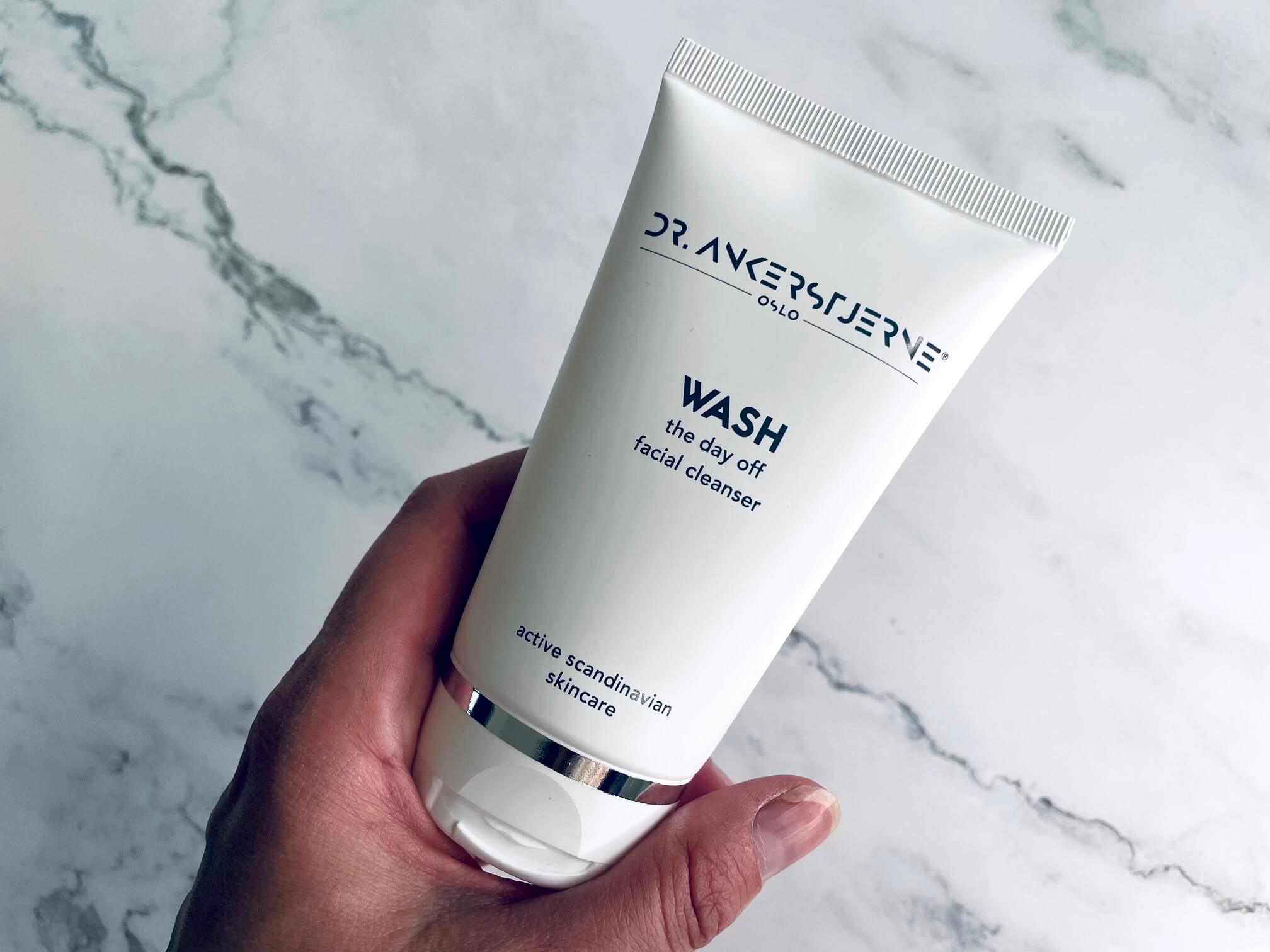Dr. Ankerstjerne WASH the day off facial cleanser i hånd