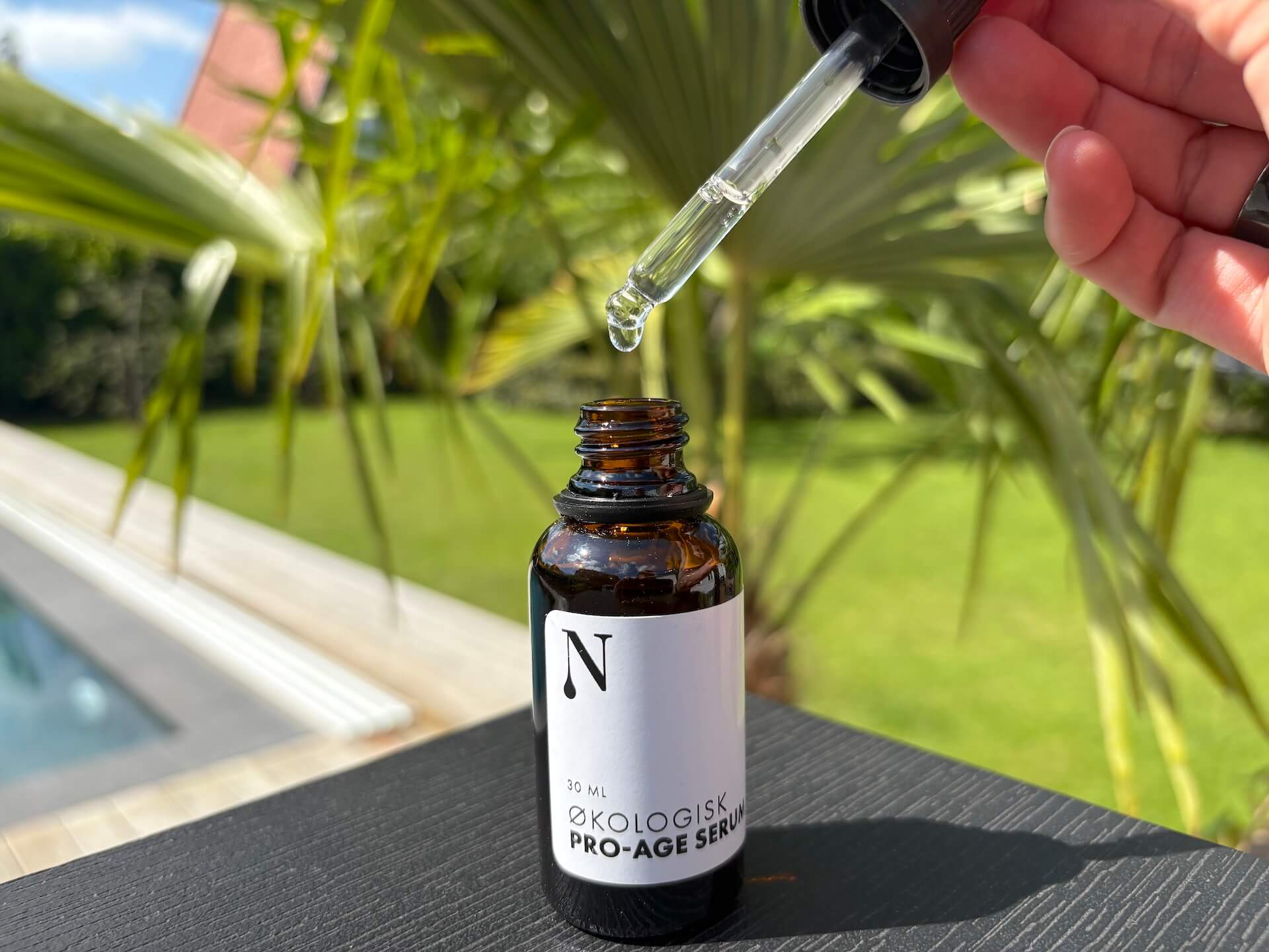 Dråbe med Naturligolie Økologisk Pro-Age Serum på vej ud af pipette