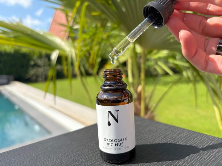 Dråbe på vej ud af Naturligolie Ricinusolie pipette