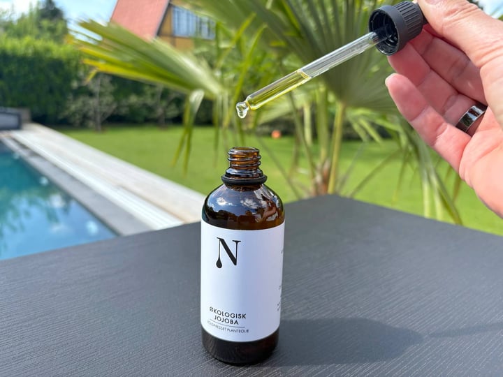 Dråbe på vej ud af pipette til Naturligolie Jojobaolie