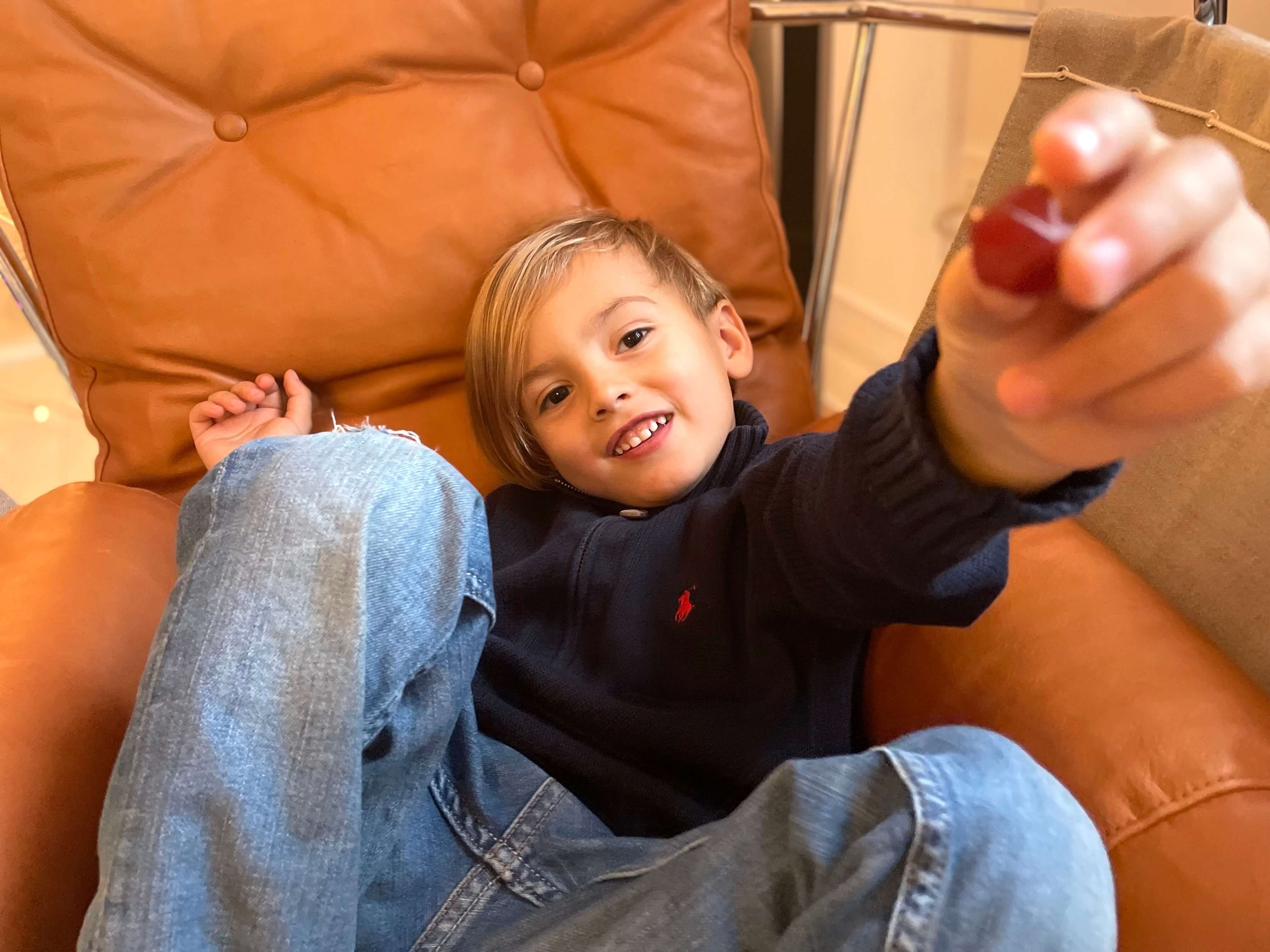 Dreng der holder Jern og C-vitamin vingummi fra maxmedix