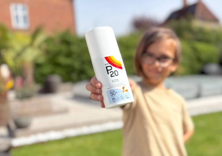 Dreng der står med P20 Riemann Kids SPF 50+ solcreme til børn