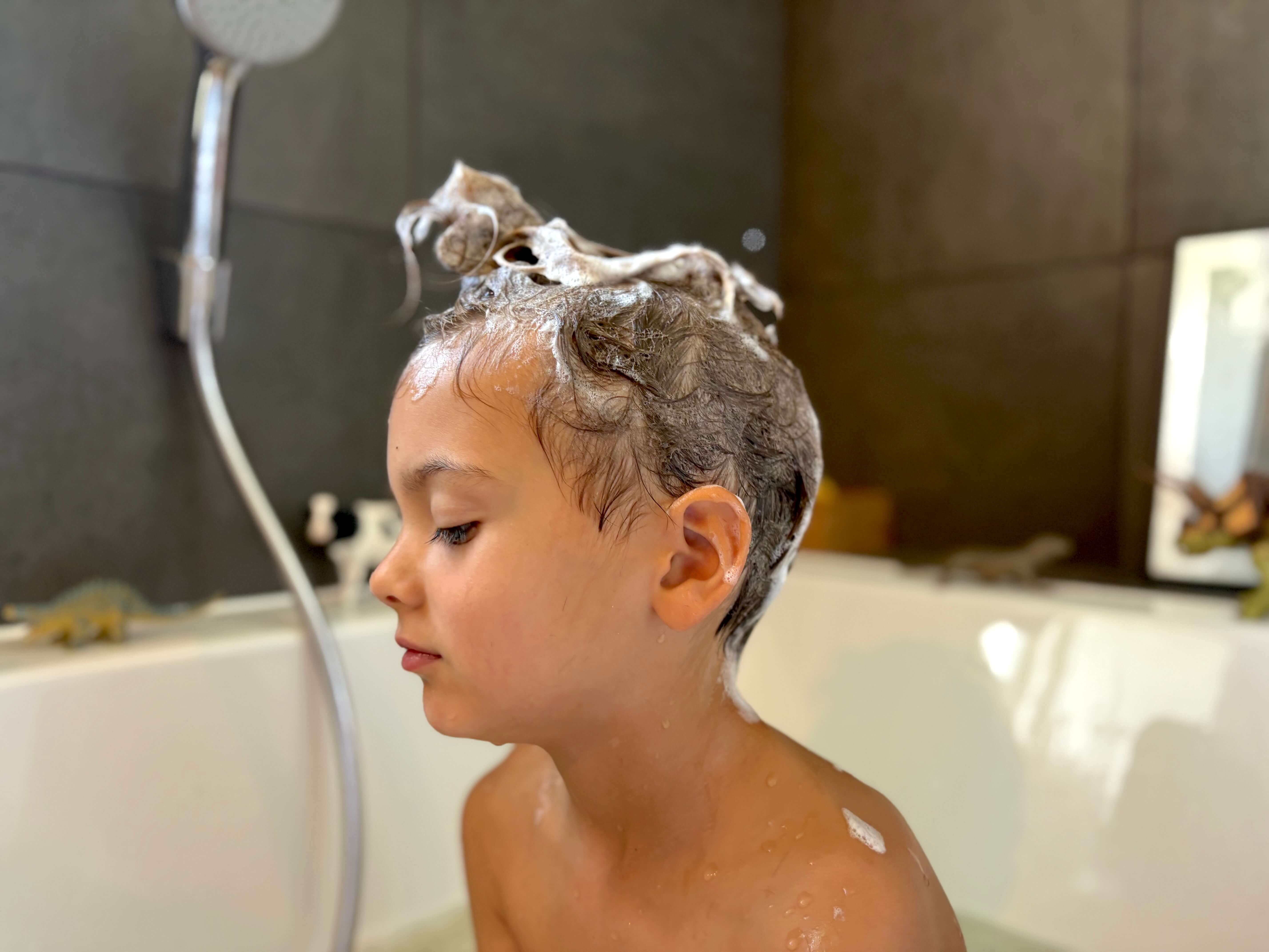 Dreng med Hairlust Tiny Tangles Shampoo & Body Wash i håret