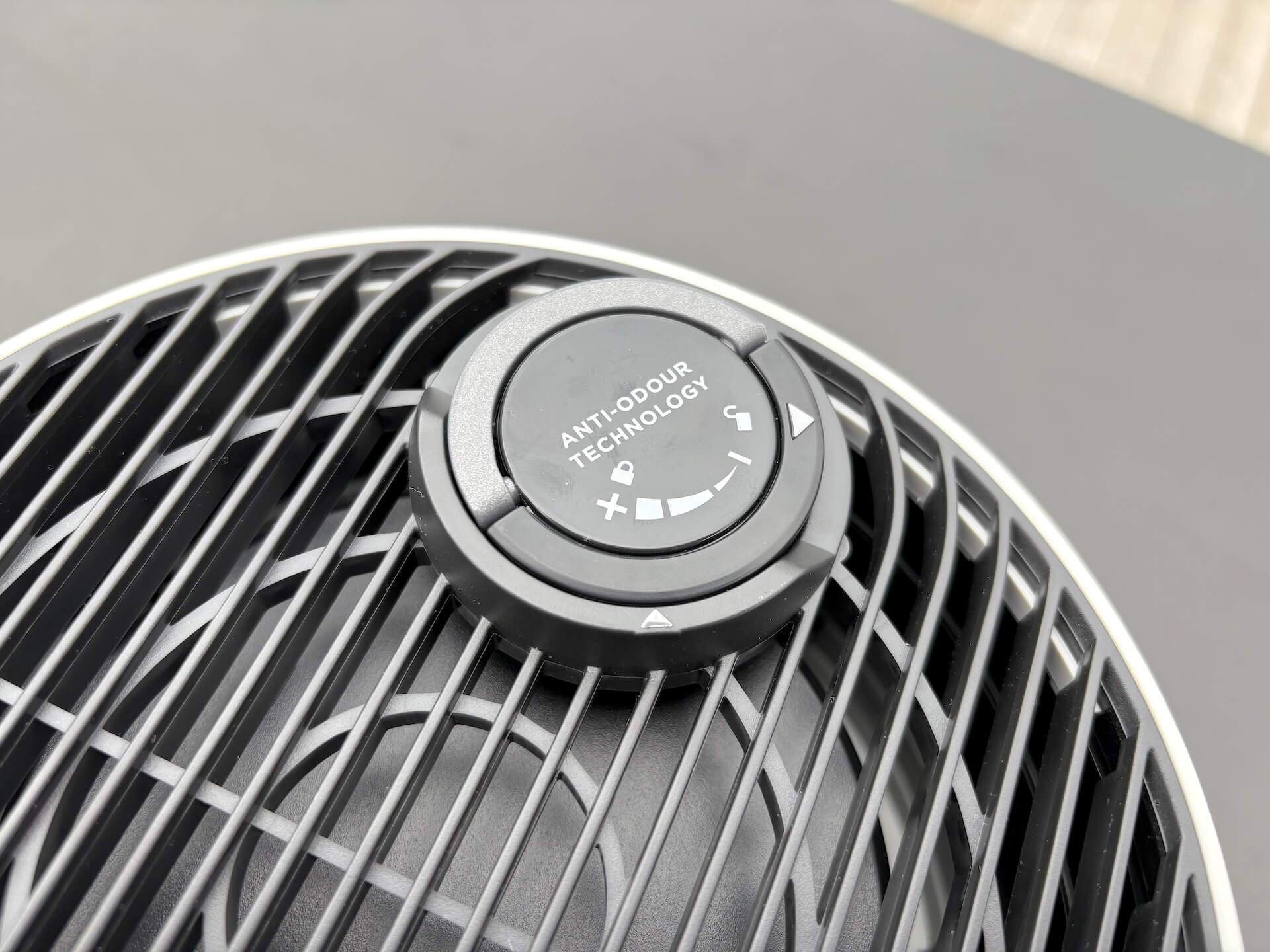 Duftpatron installeret på Shark NeverChange Air Purifier