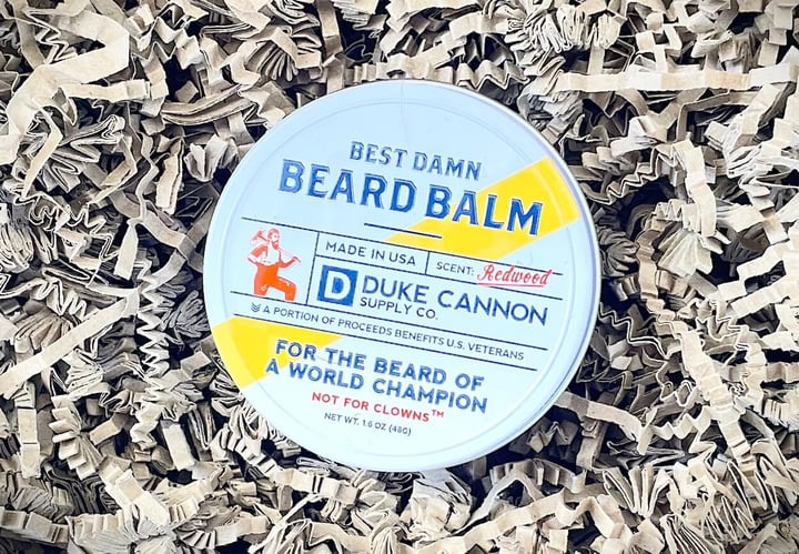Duke Cannon Best Damn Beard Balm i en kasse