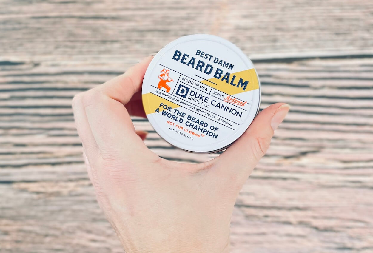Duke Cannon Best Damn Beard Balm i hånd