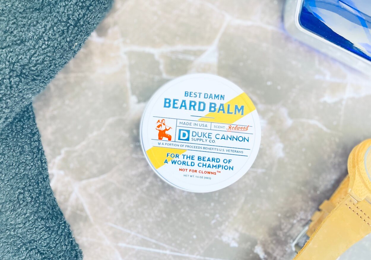 Duke Cannon Best Damn Beard Balm på bord