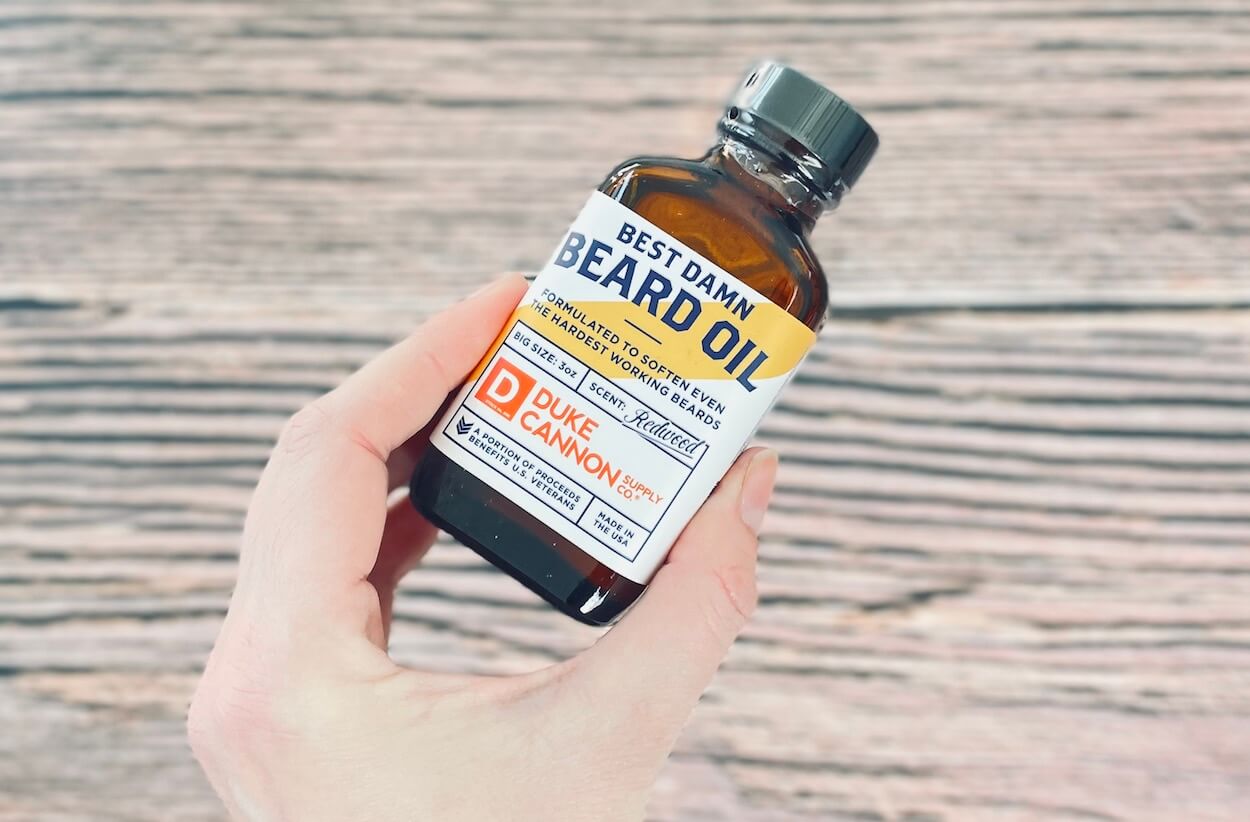 Duke Cannon Best Damn Beard Oil i hånd