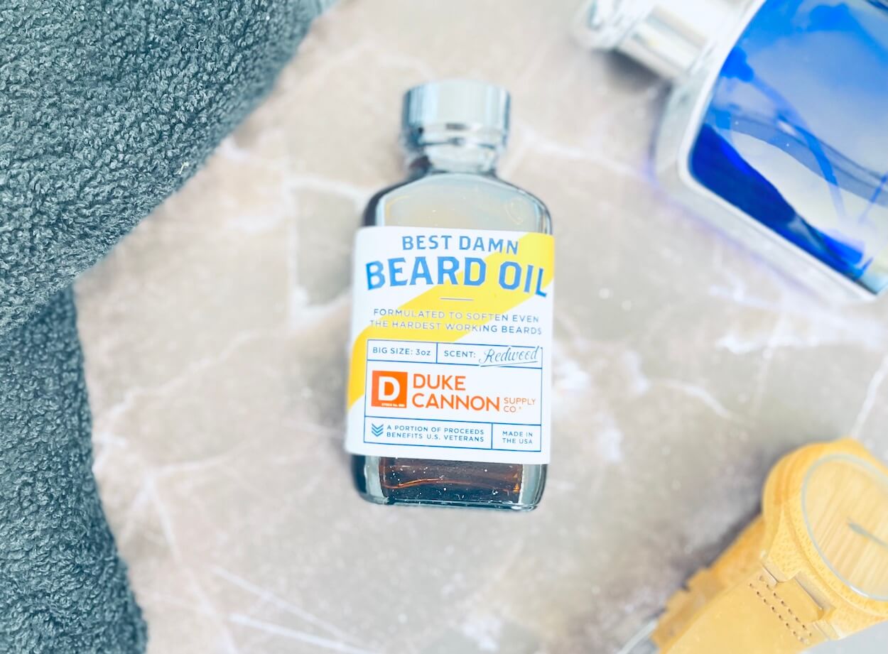 Duke Cannon Best Damn Beard Oil ligger på bord