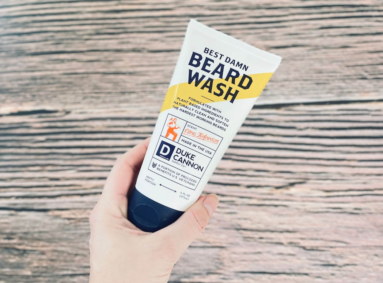 Duke Cannon Best Damn Beard Wash i hånd