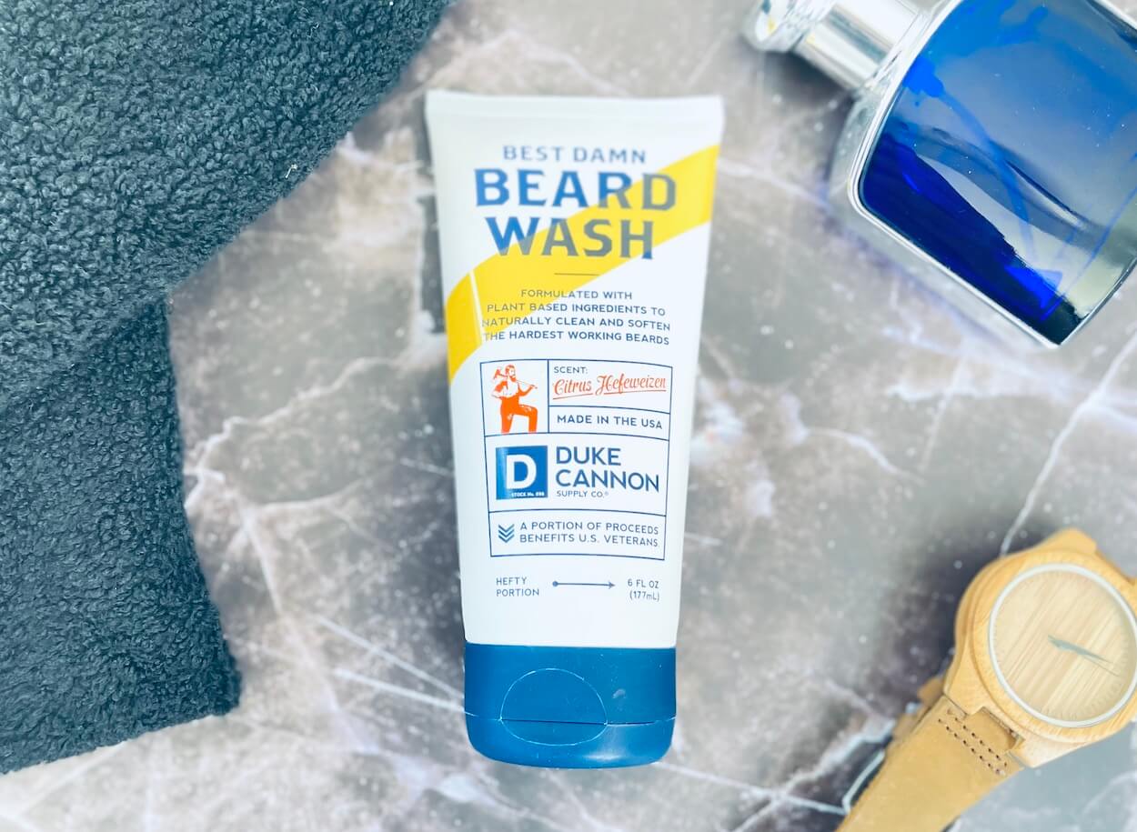 Duke Cannon Best Damn Beard Wash på bord