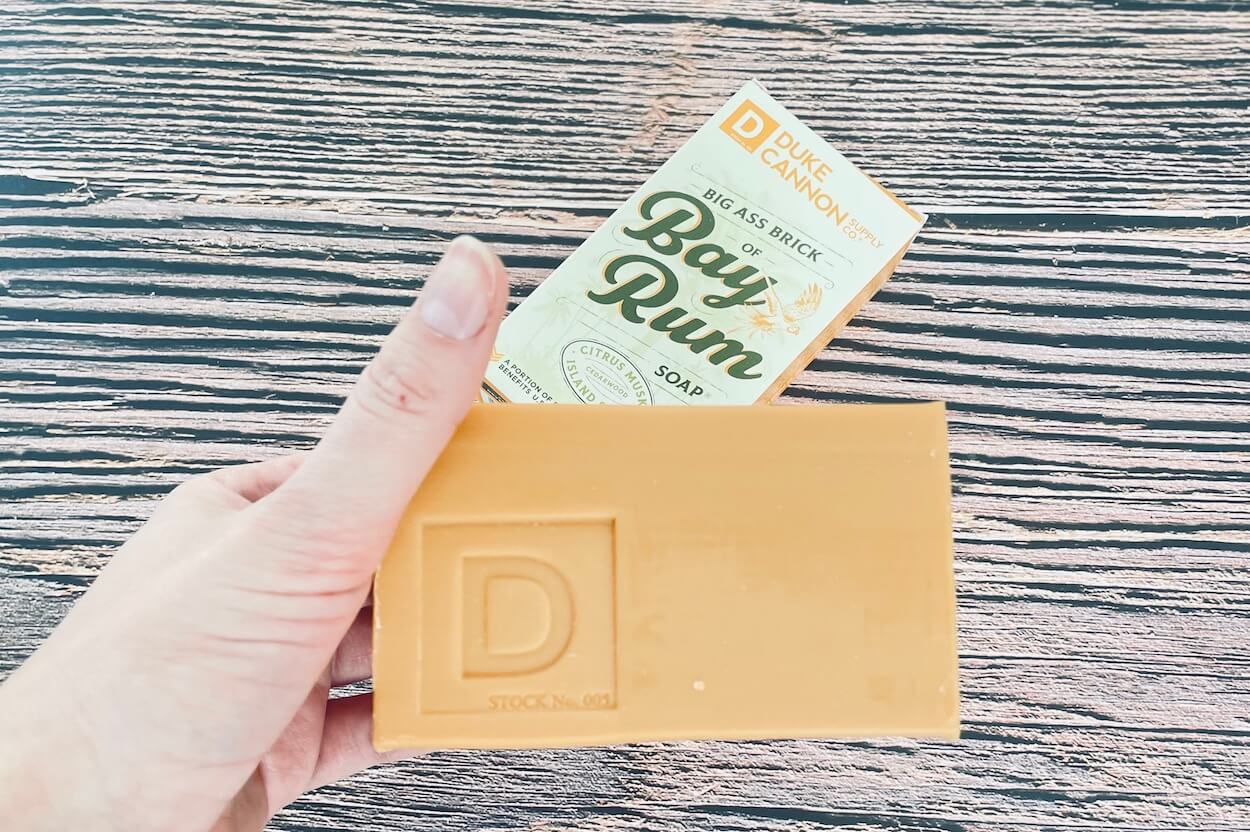 Duke Cannon Big Ass Brick Of Soap i hånd