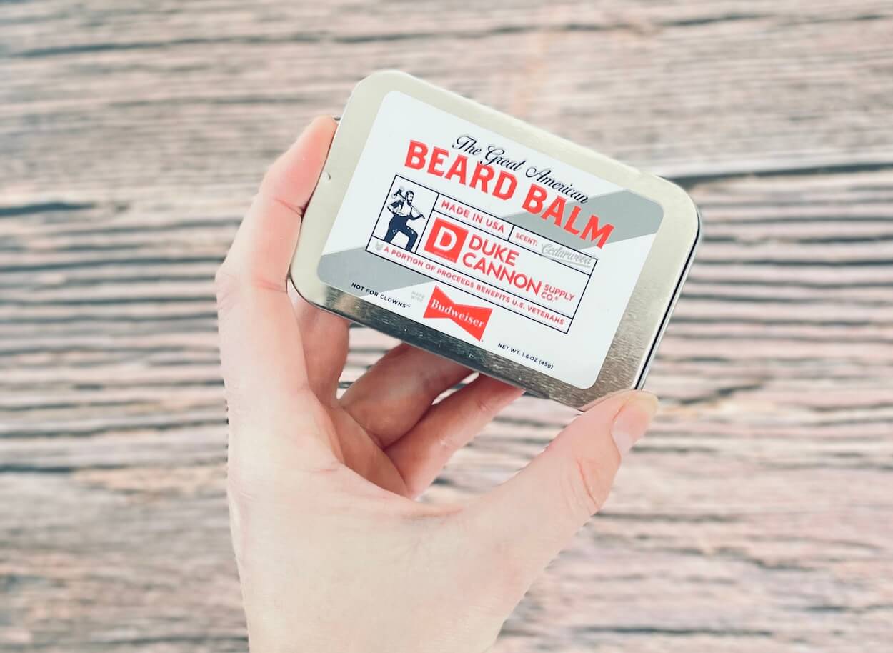 Duke Cannon Budweiser beard balm i hånd