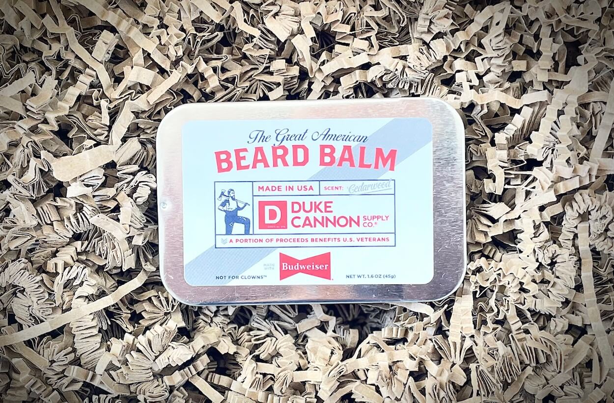 Duke Cannon Budweiser beard balm i kasse