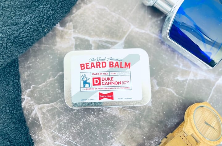 Duke Cannon Budweiser beard balm på bord
