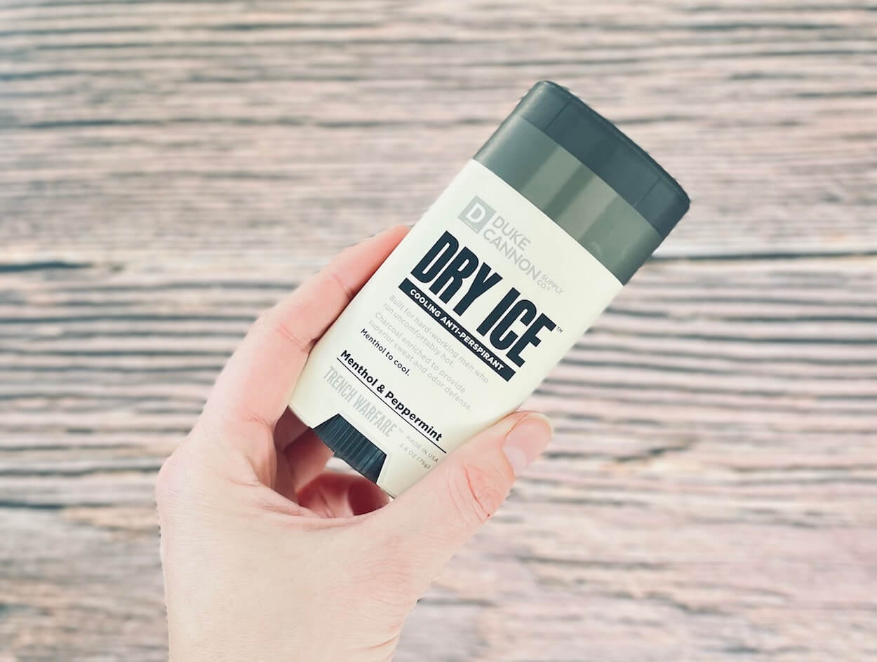 Duke Cannon Dry Ice Deodorant i hånd