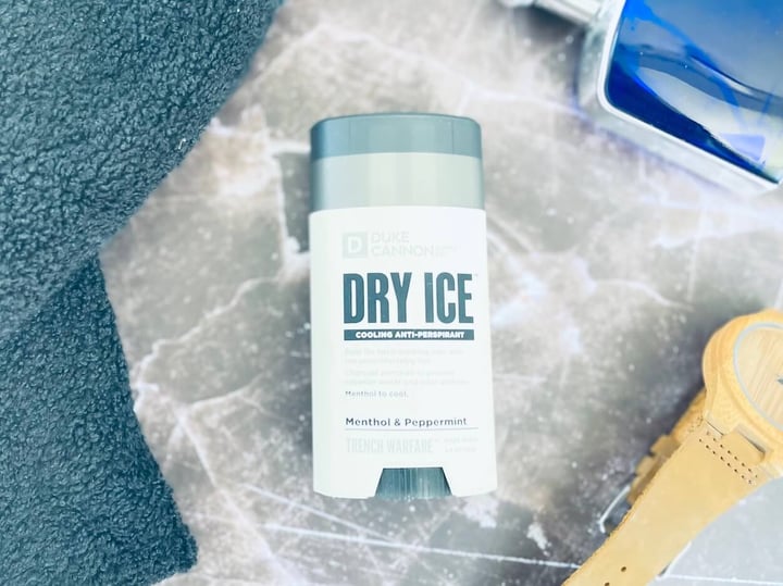 Duke Cannon Dry Ice Deodorant på bord