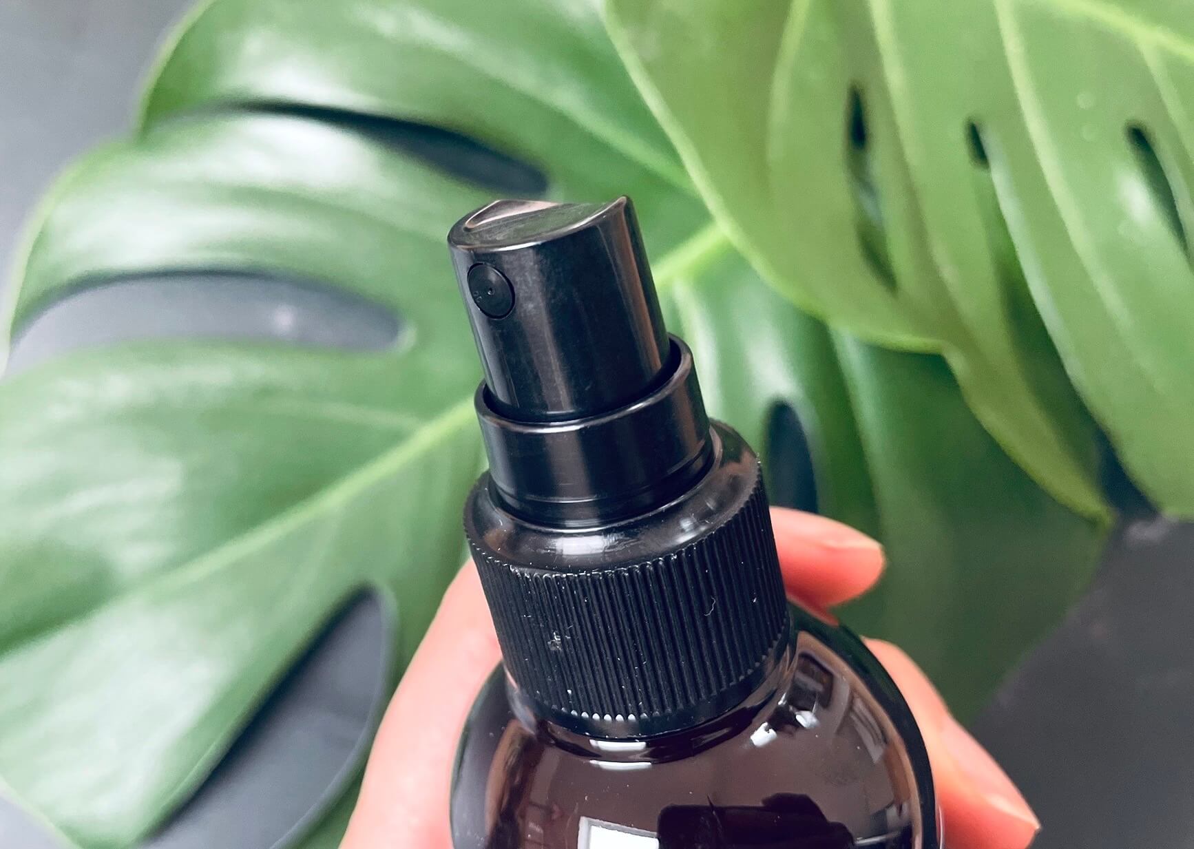 Close-up af spraydyse på ingredien Nature Heat Protection Spray