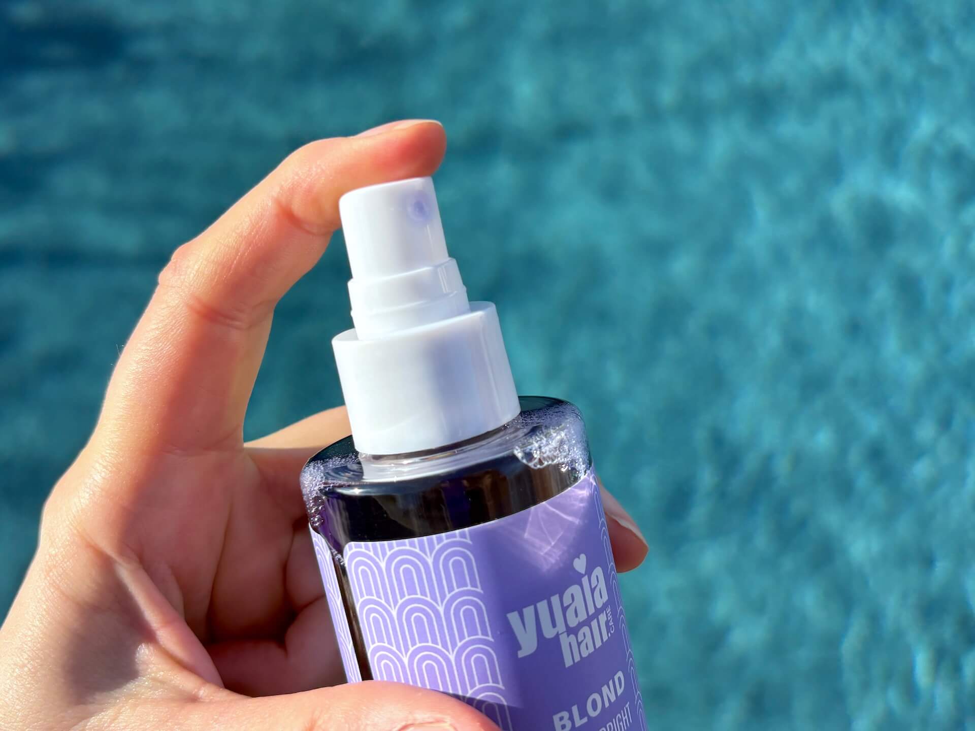 Dyse på Yuaia Haircare Blond and Bright Leave-In Treatment