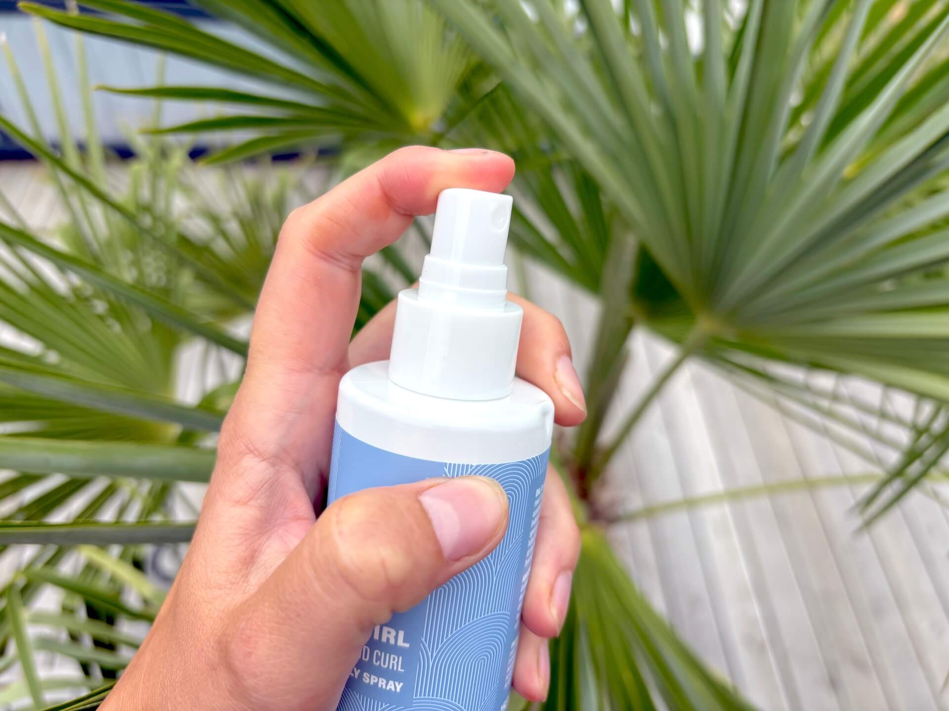 Dyse på Yuaia Haircare Twirl and Curl Curly Spray