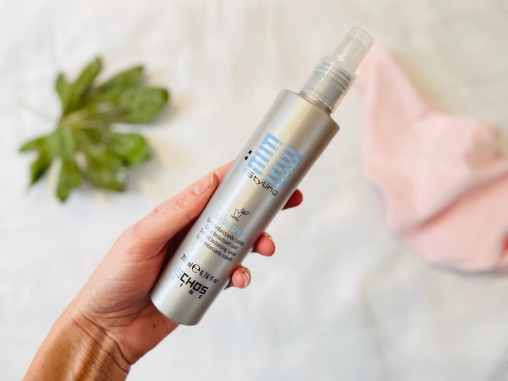 Echosline volumengivende salt spray i en hånd