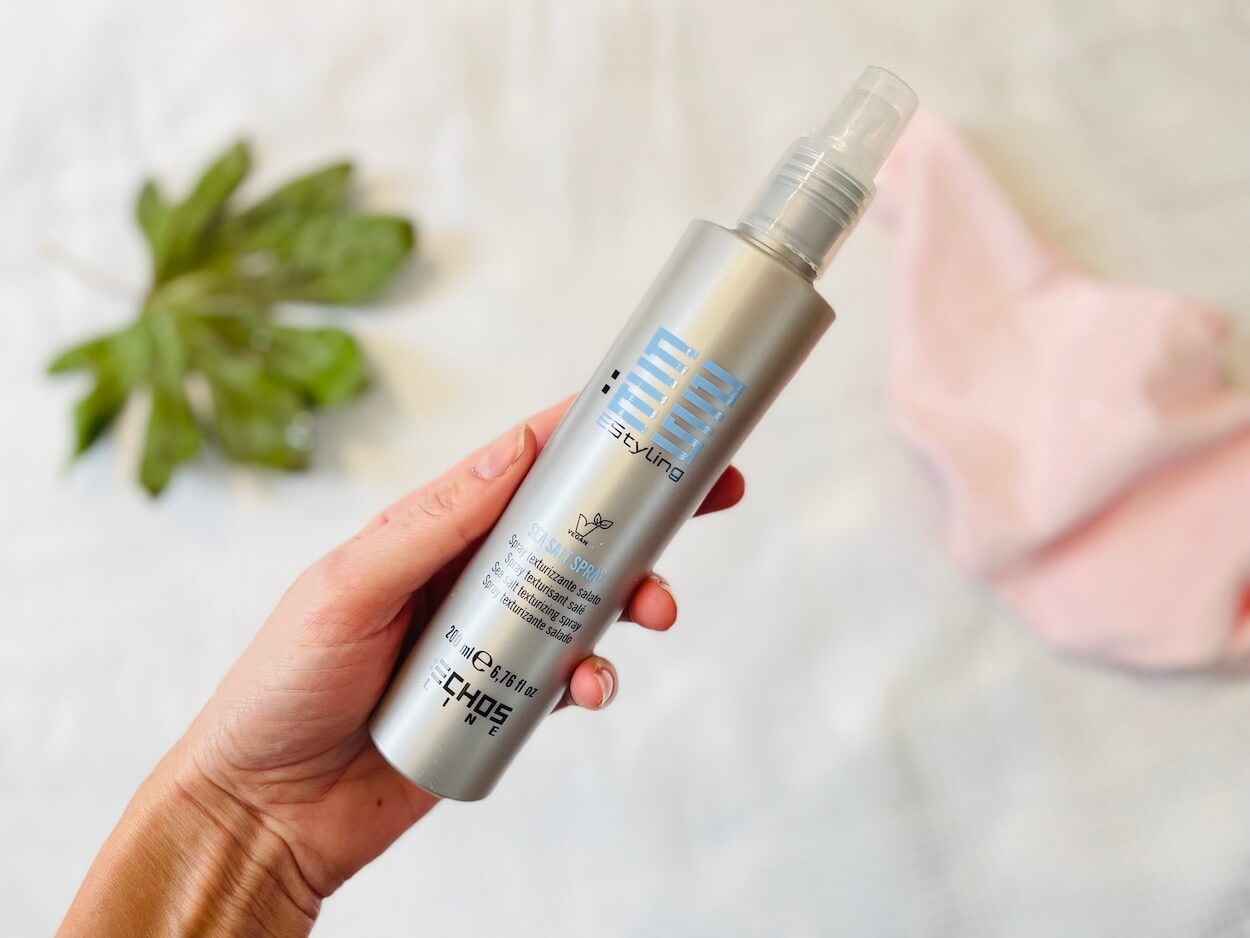 Echosline volumengivende salt spray i en hånd
