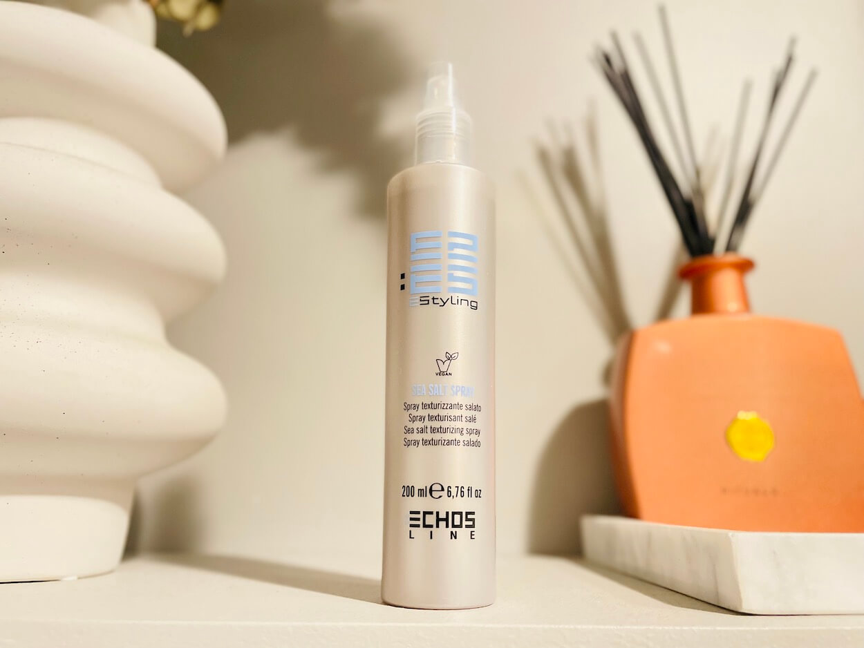 Echosline volumengivende salt spray på en hylde