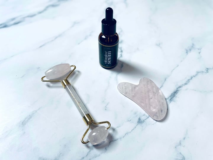 Eco Masters rose quartz gua sha sten & face roller på bord
