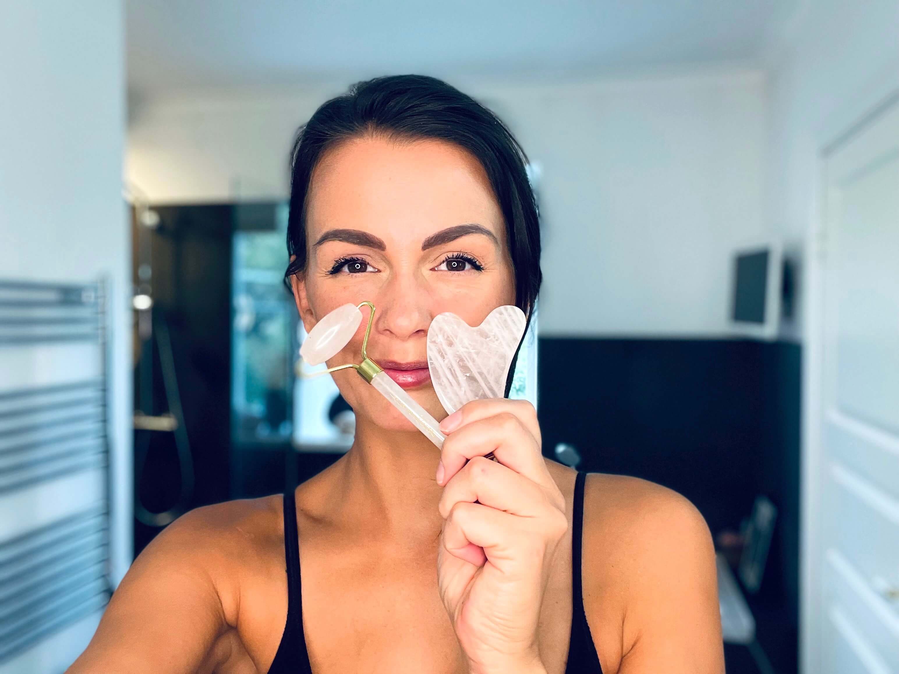 Eco Masters rose quartz gua sha sten & jade roller der holdes af kvinde