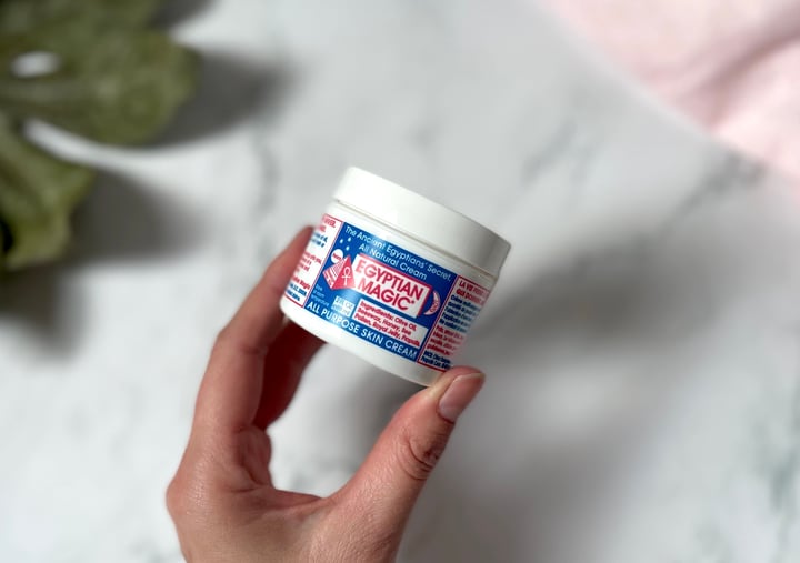 Egyptian Magic All-Purpose creme i hånd