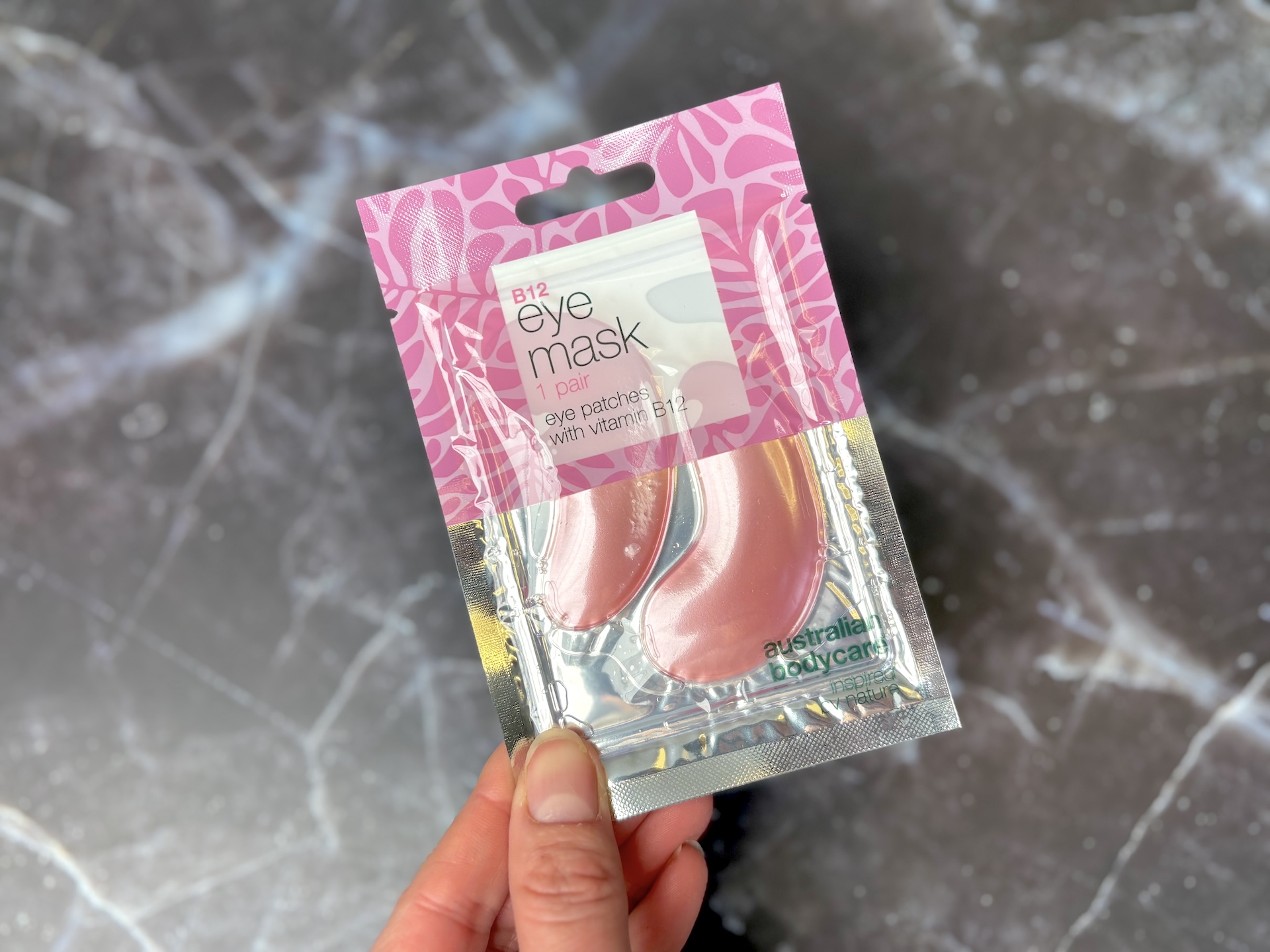 En enkelt Australian Bodycare B12 Eye Mask i hånd
