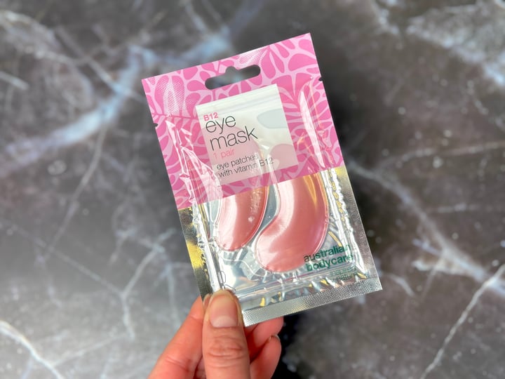 En enkelt Australian Bodycare B12 Eye Mask i hånd