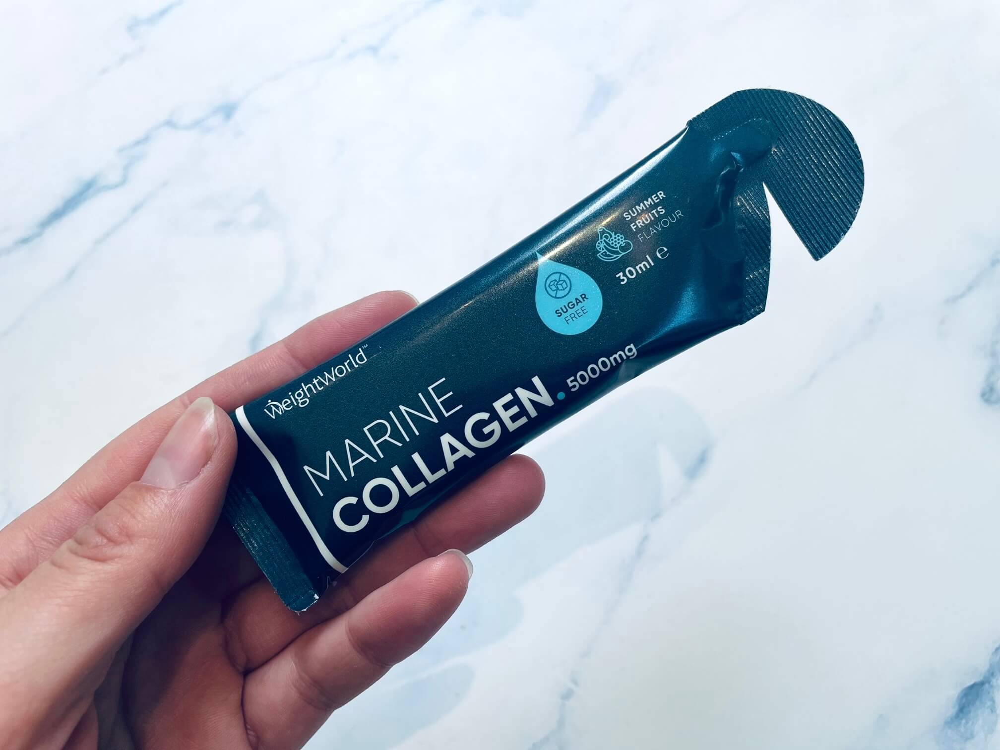 Enkelt Weightworld Marine Collagen shot i hånd