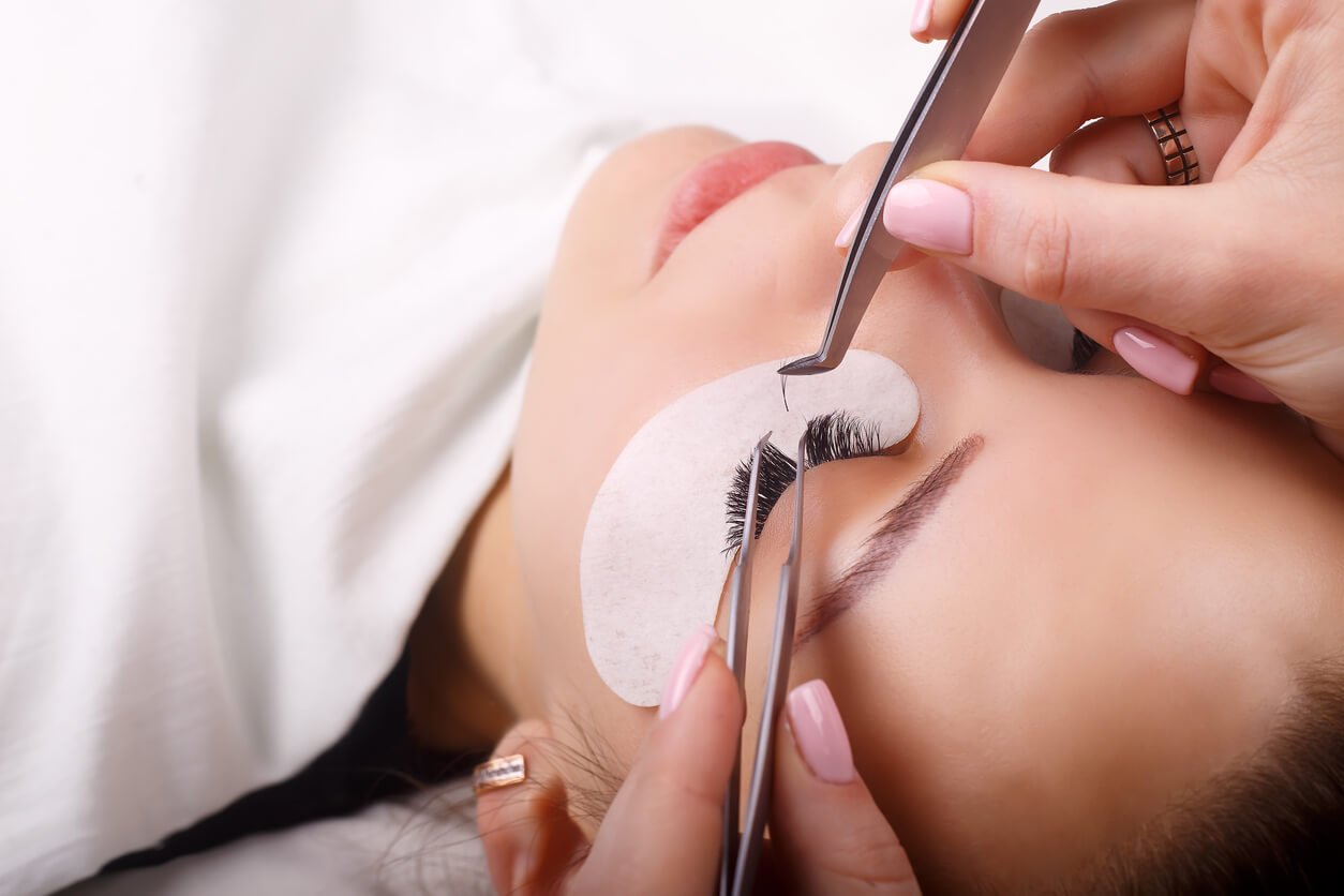 Eyelash extensions: Den populære vippeforlængende behandling