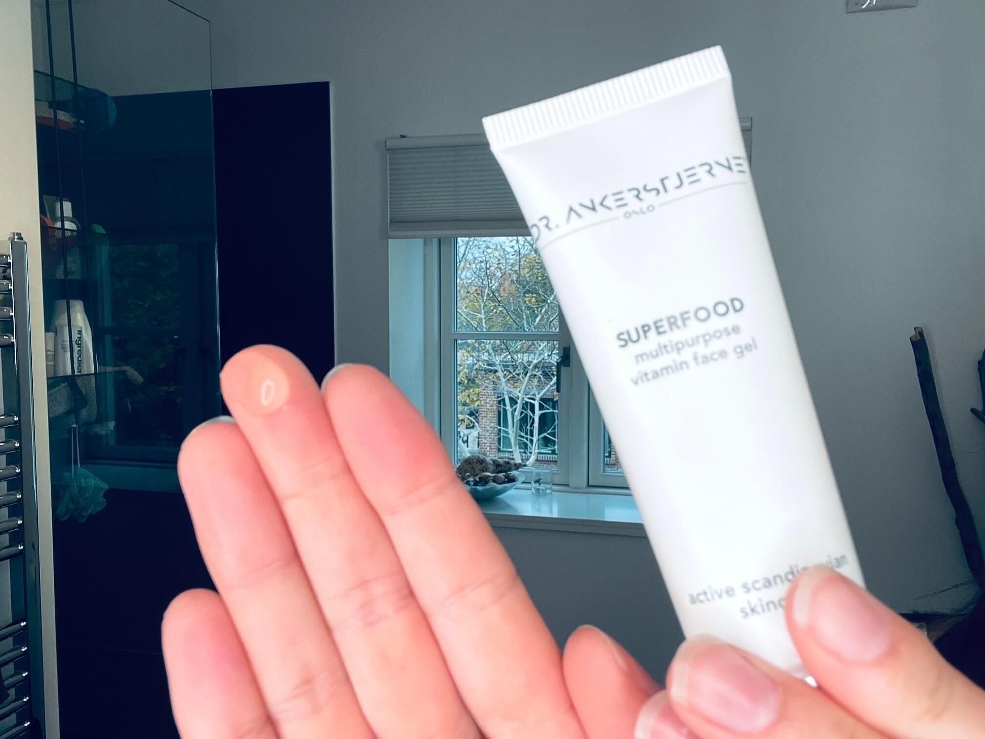 Face gel fra Dr. Ankerstjerne på finger