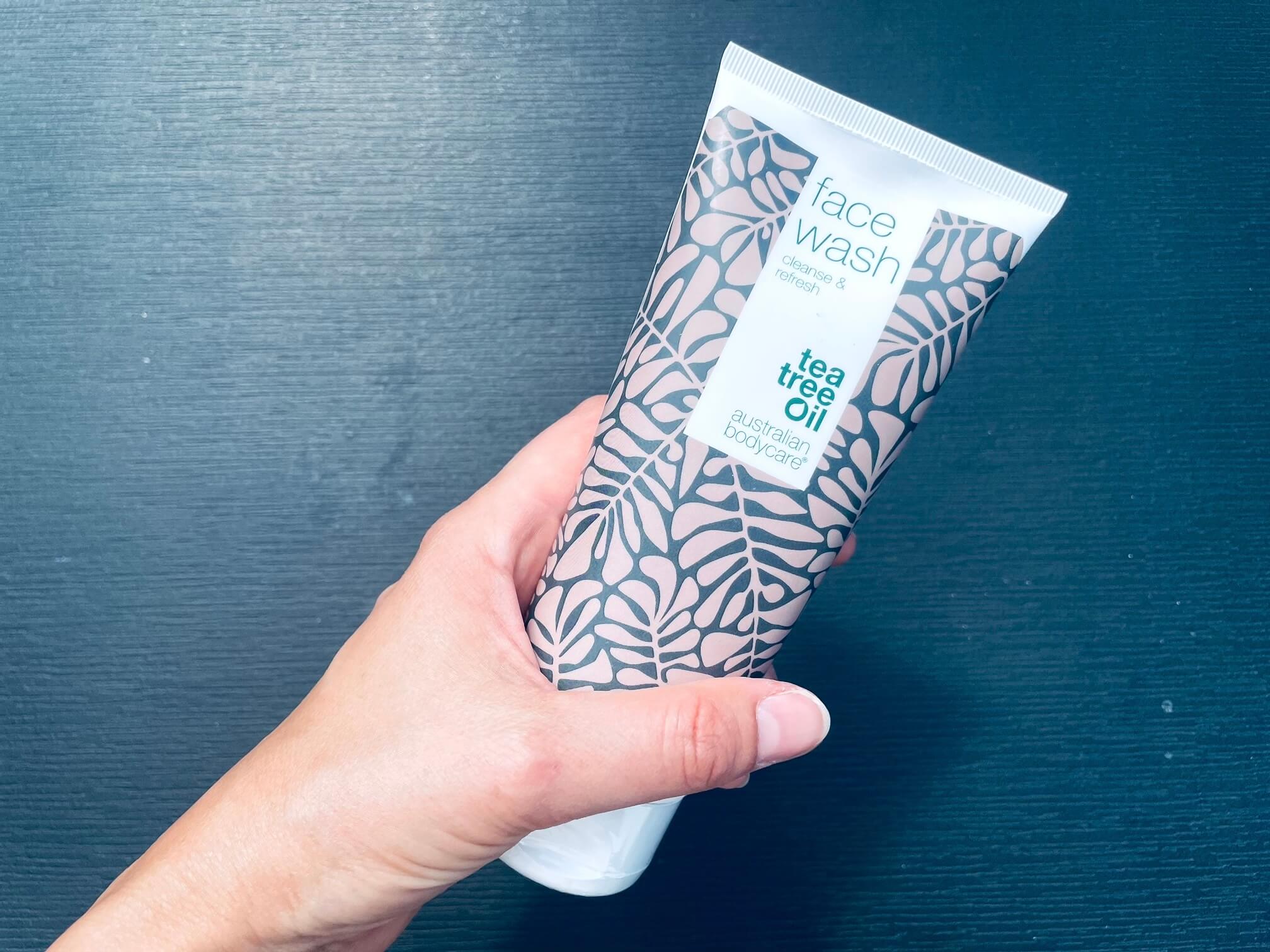 Face Wash fra Australian Bodycare i hånd