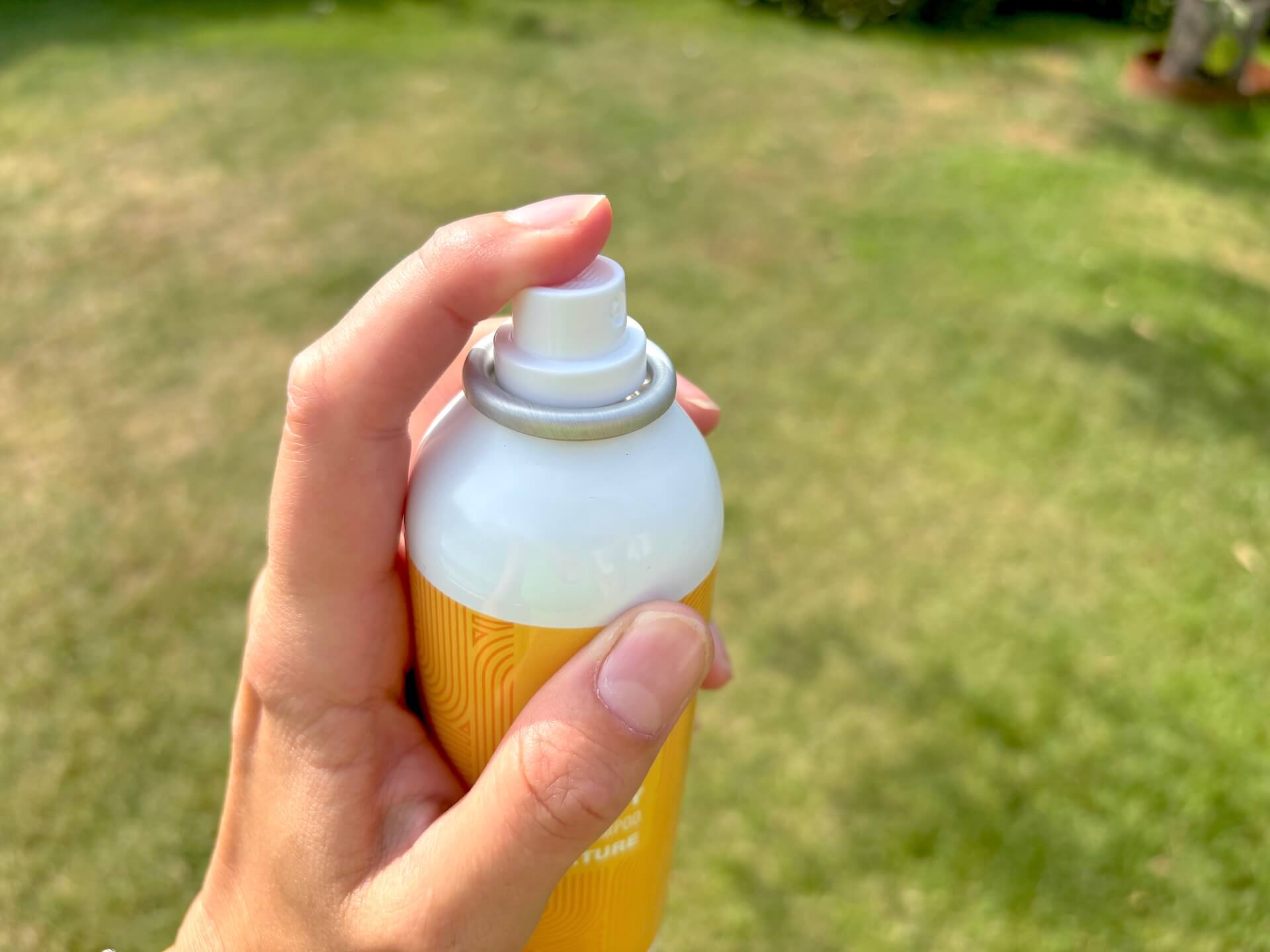 Finger på dyse på Yuaia Haircare Dry Shampoo Texture