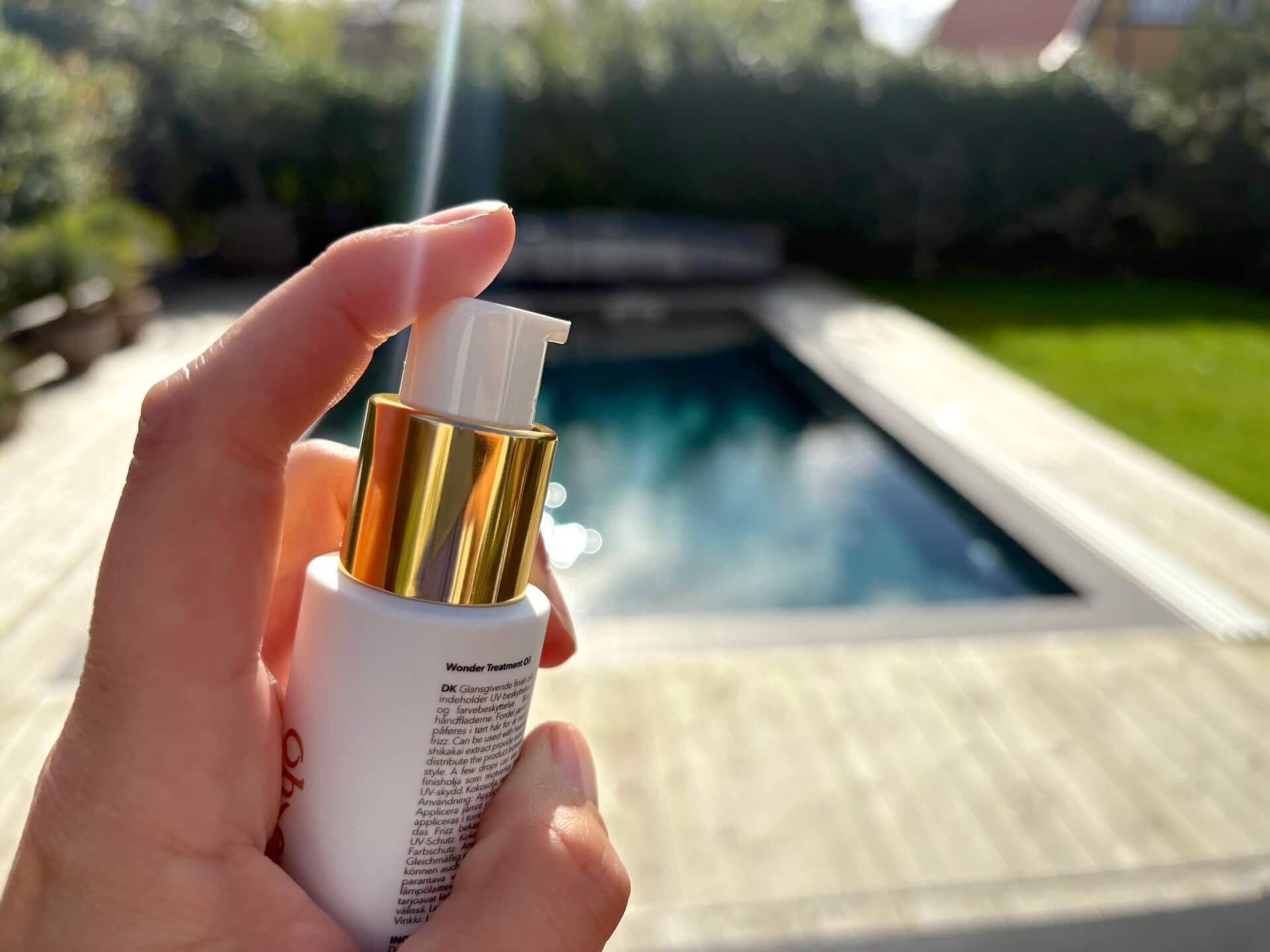 Finger på pumpe på Obsessed Haircare Wonder Treatment Oil