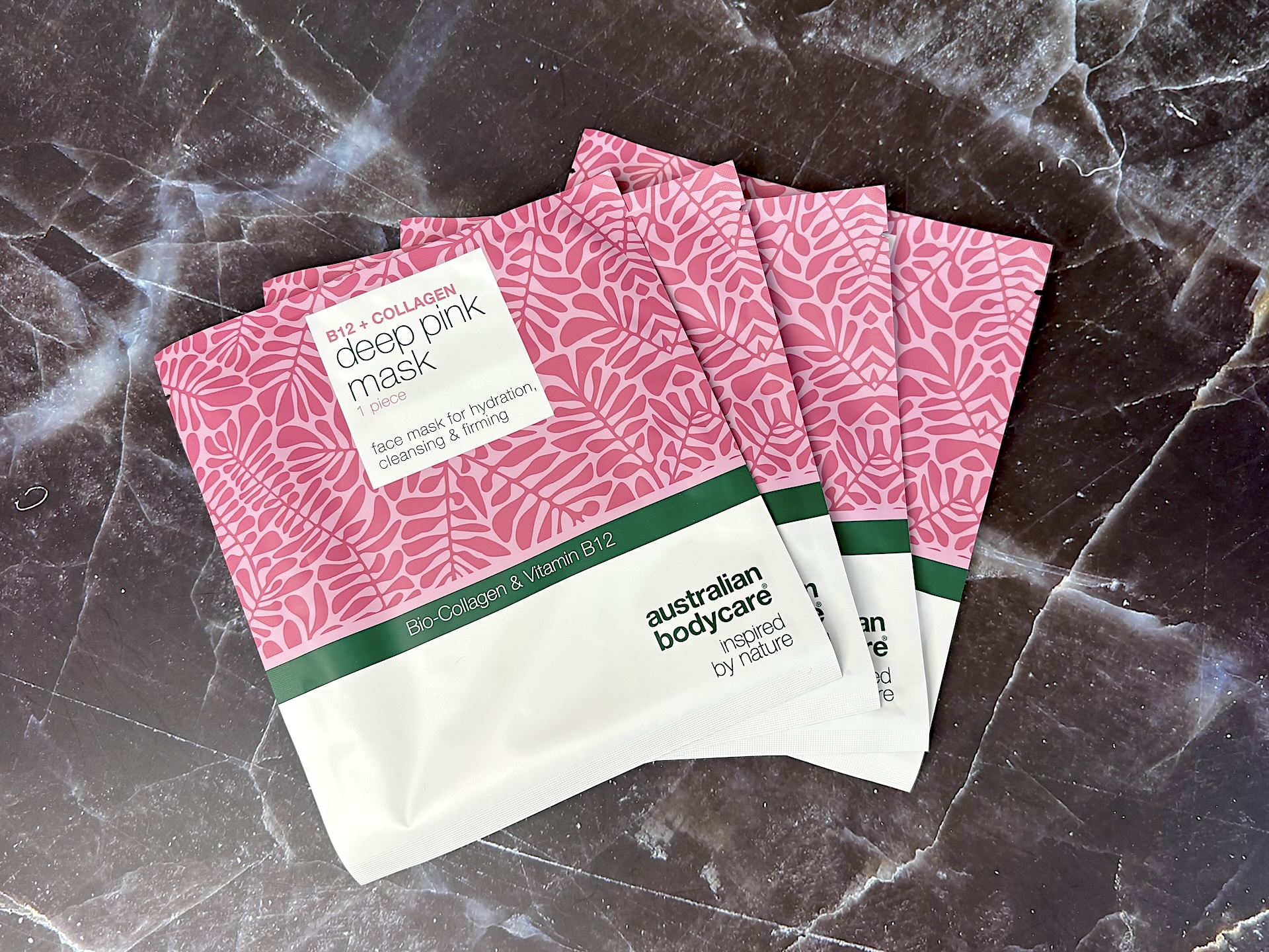 Fire Australian Bodycare B12 + Collagen Deep Pink Mask på bord