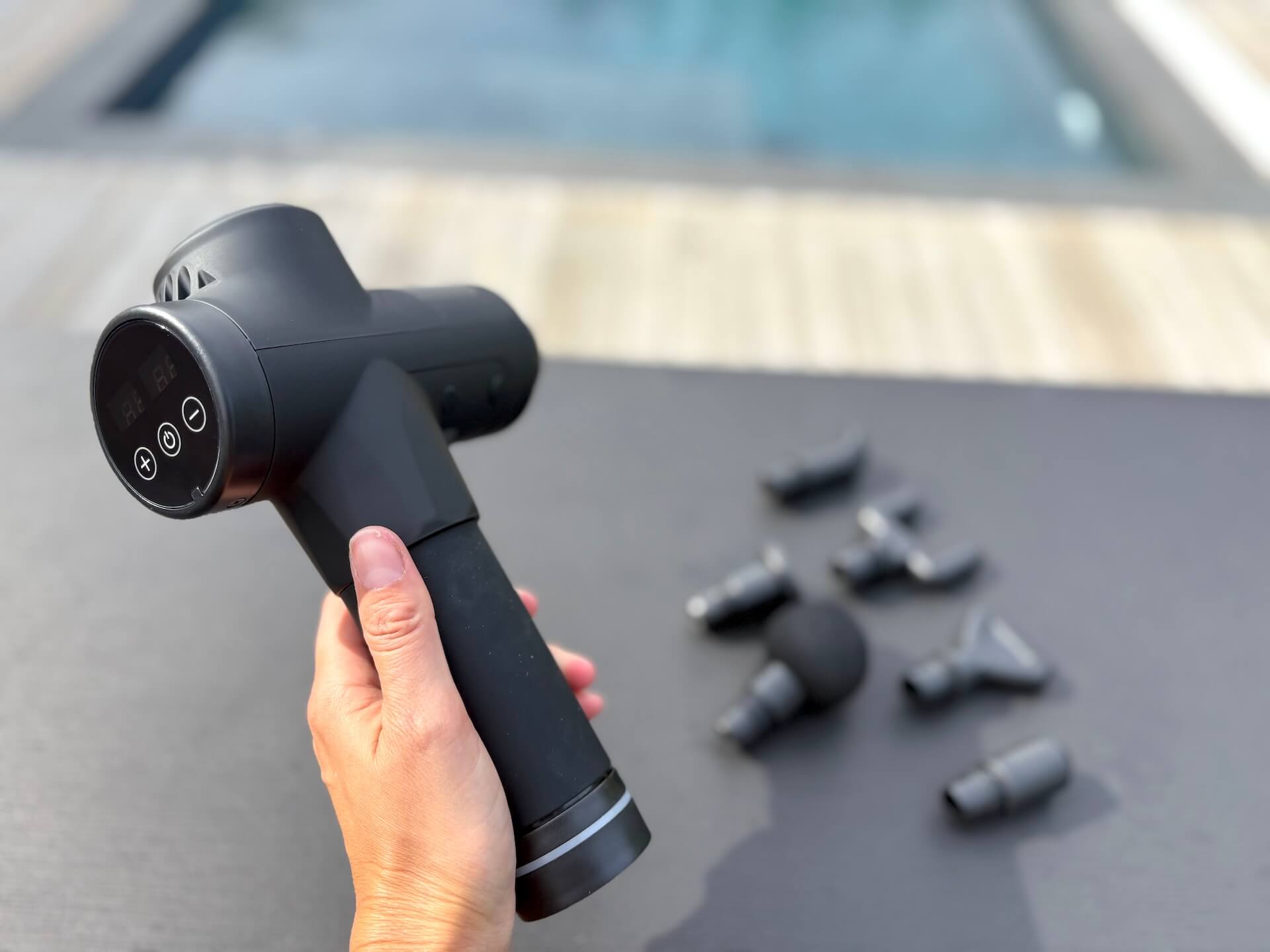Fitnessfree Massagepistol PRO i hånd