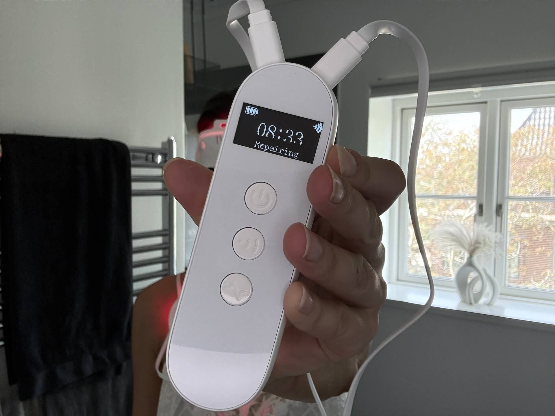 Fjernbetjening til IVISKIN LED-maske i hånd