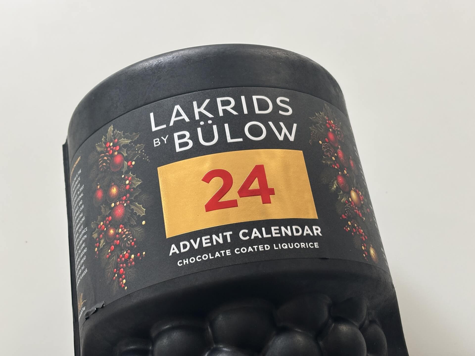 Flot juletema på forsiden af 2025 julekalenderen fra Lakrids By Bülow
