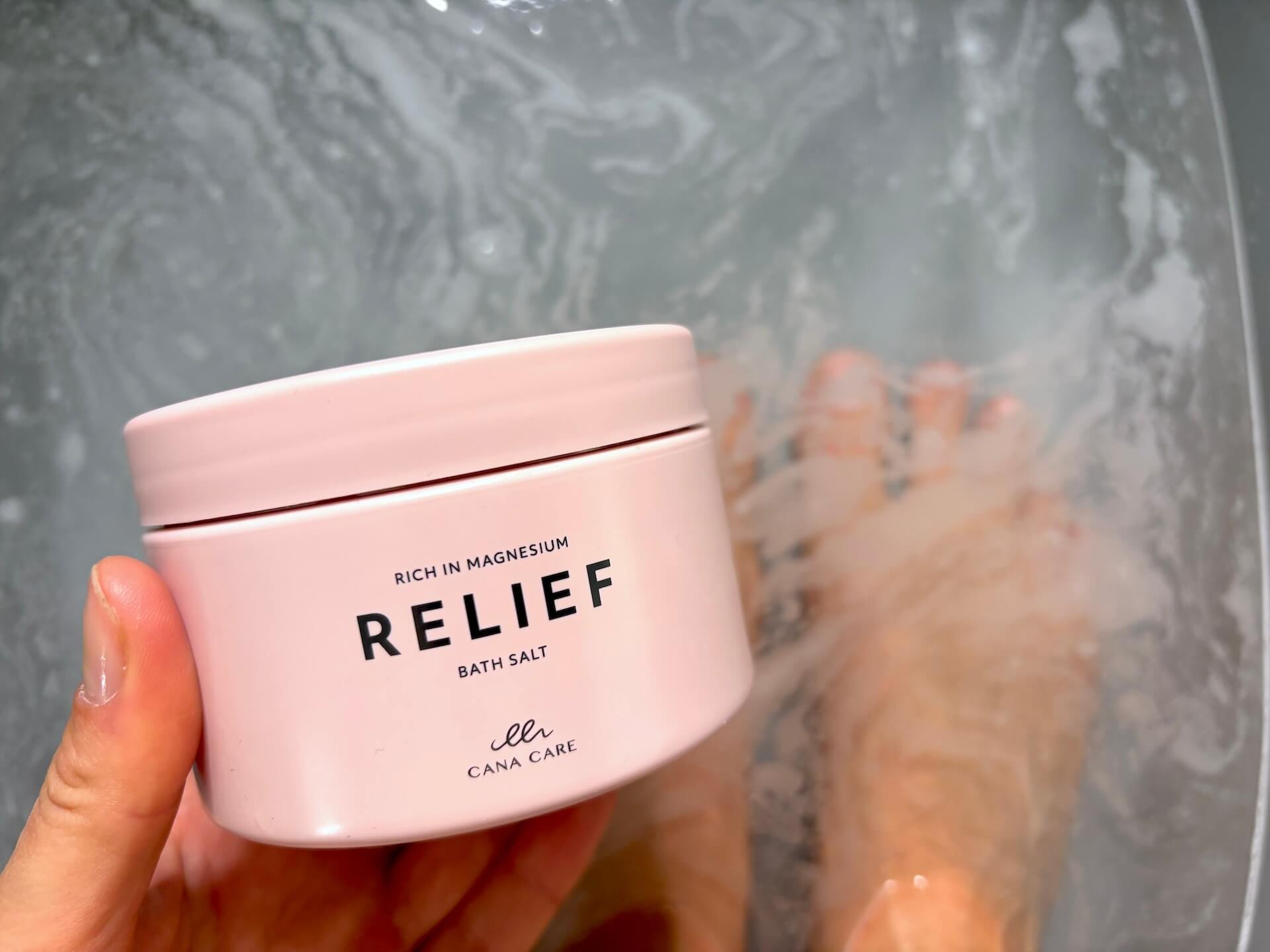 Fodbad med Cana Care RELIEF Bath Salt bøtte foran
