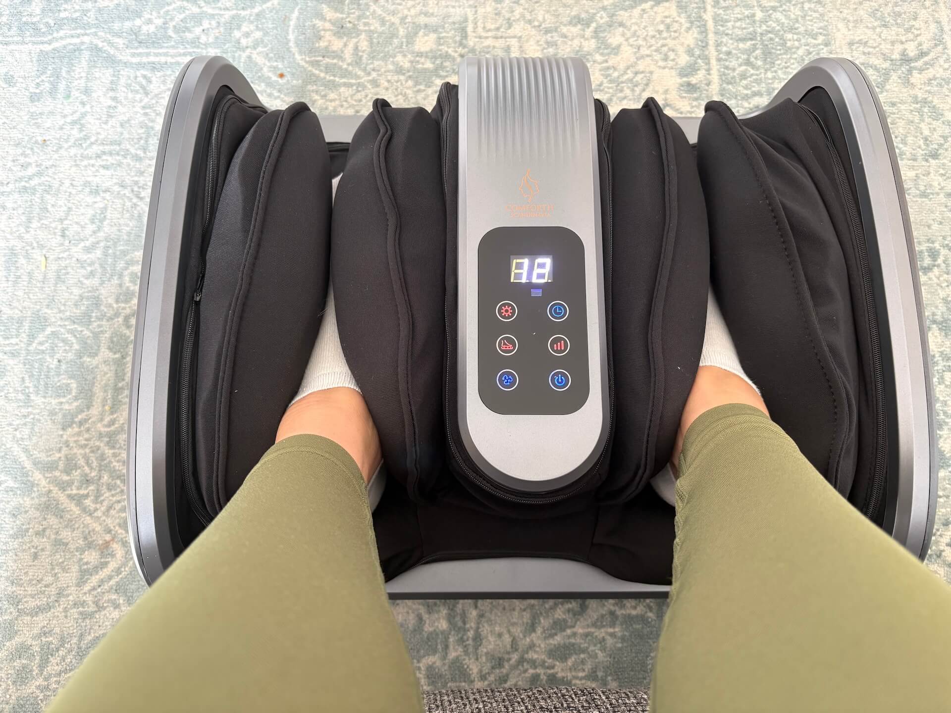 Fødder der får massage i Comforth Footcare Pro