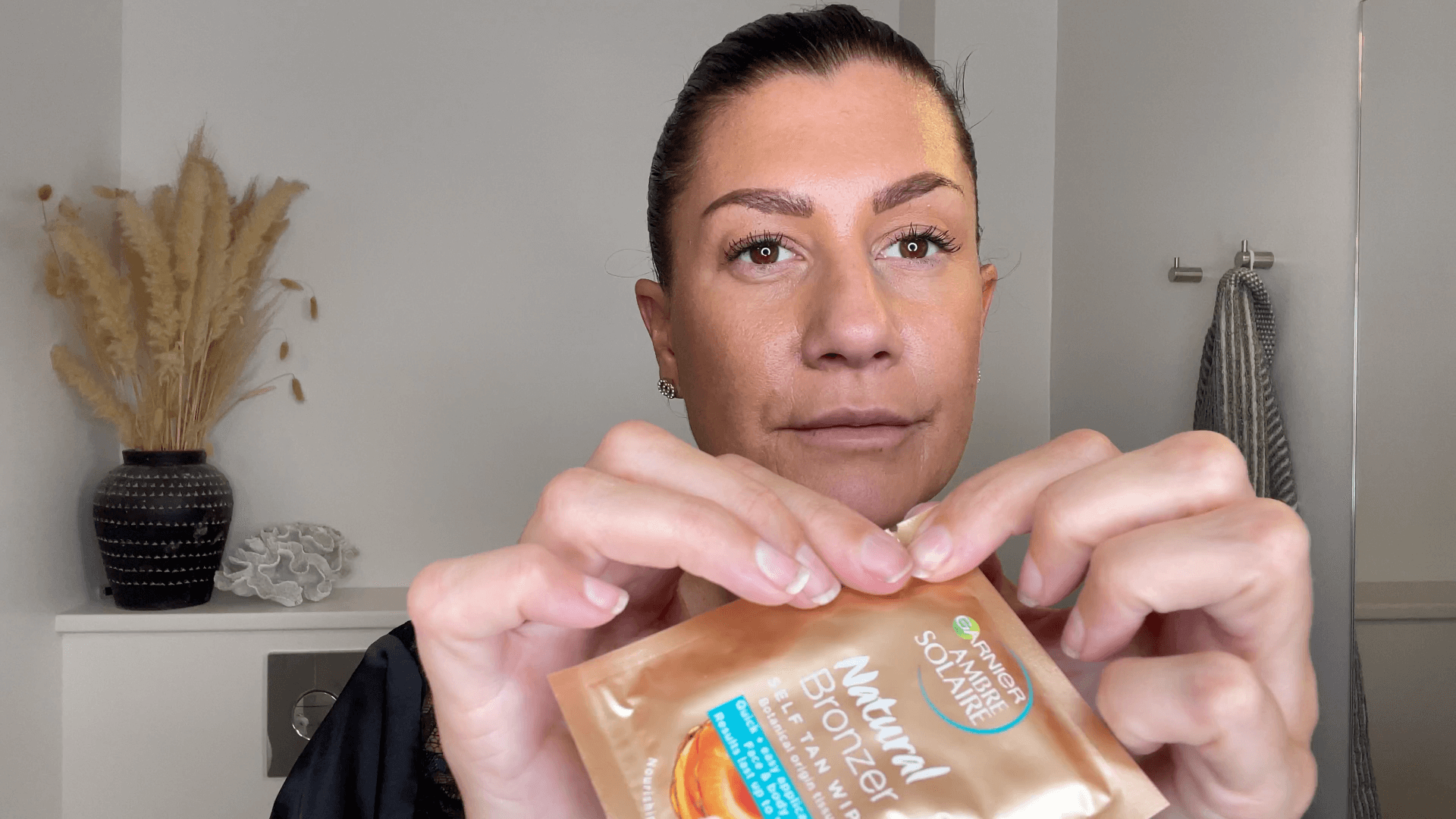 Garnier Ambre Solaire Natural Bronzer Self Tanning Wipes selvbruner servietter der åbnes